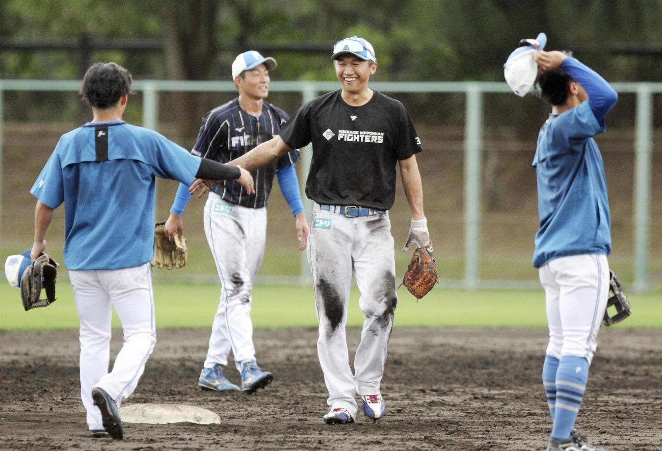 守備練習を終え、笑顔を見せる日本ハム・加藤豪