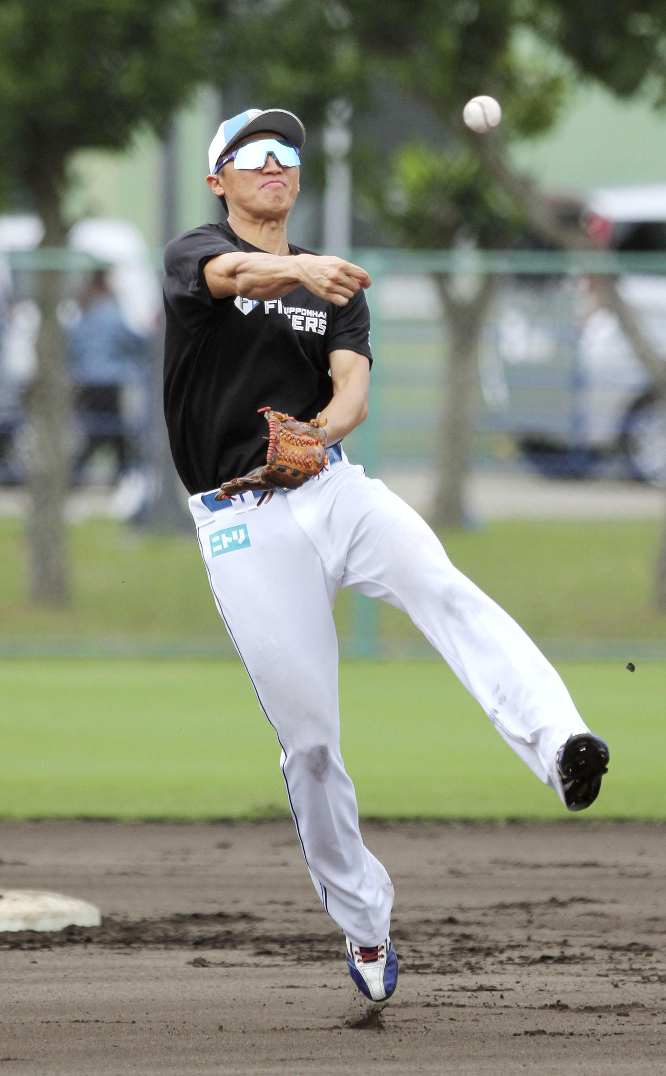 守備練習する日本ハム・加藤豪
