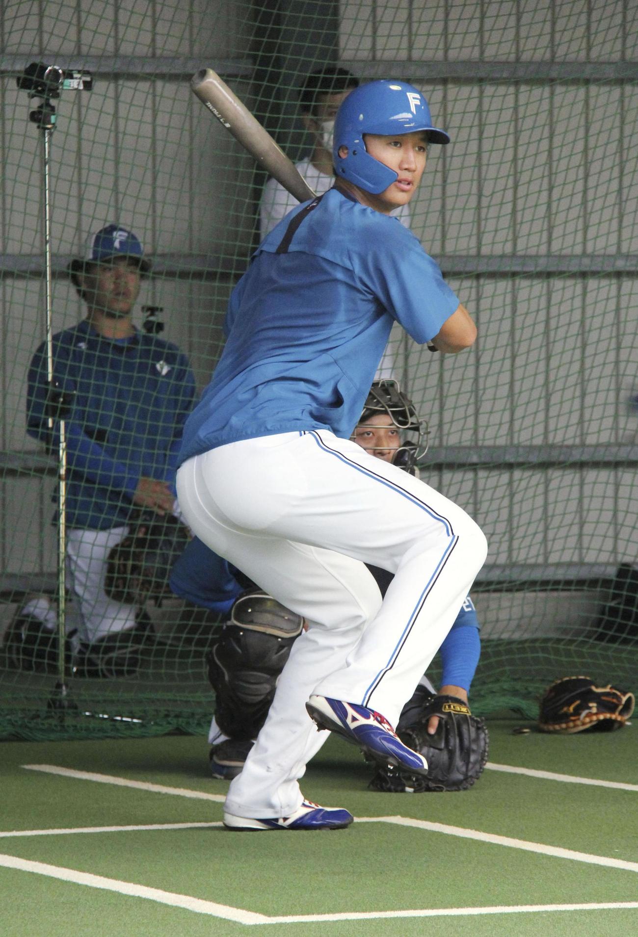 ブルペンでストライクゾーンを確認する日本ハム・加藤豪