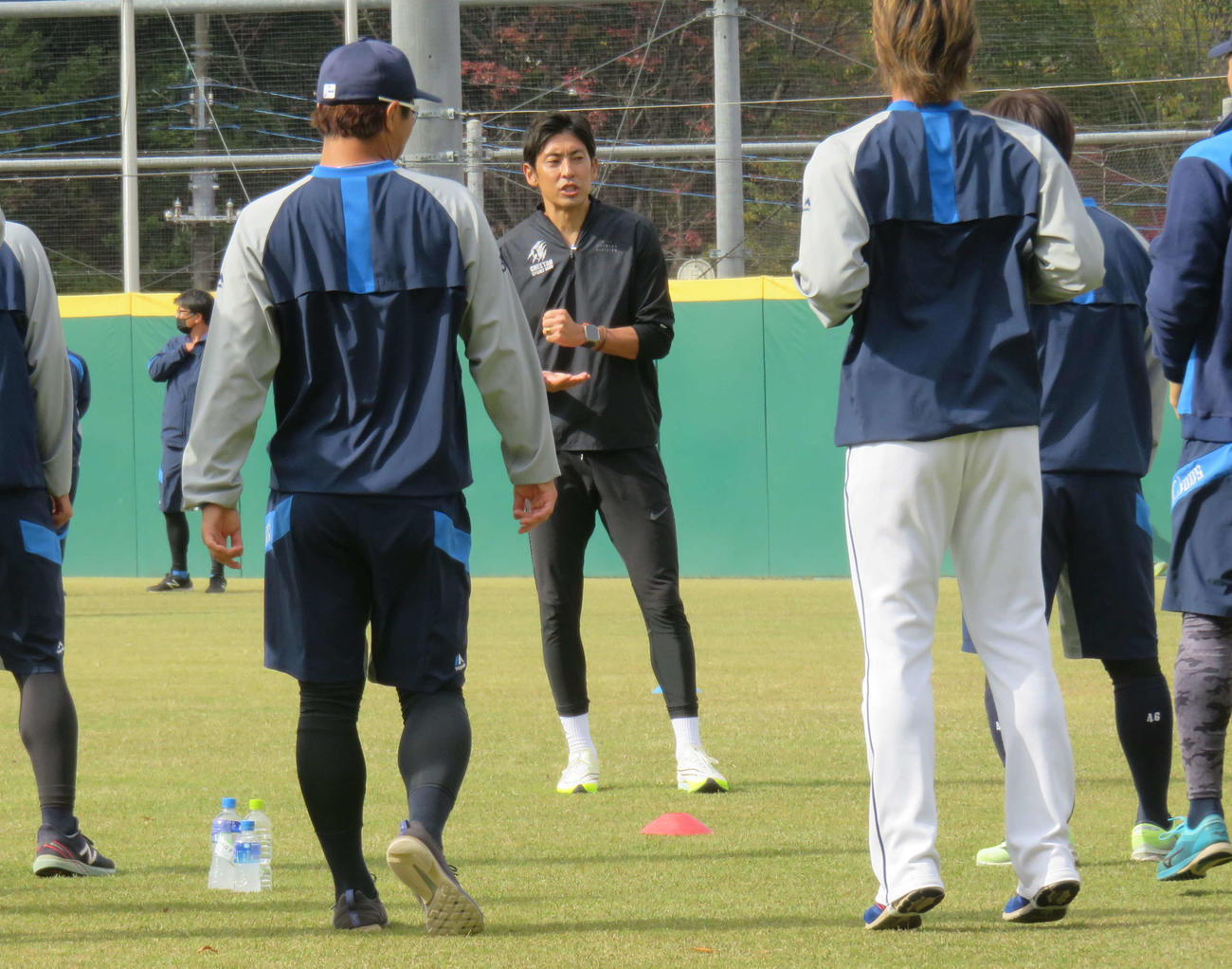 西武秋季キャンプで野手に走り方を指導する陸上男子200メートル障害元アジア記録保持者・秋本真吾氏