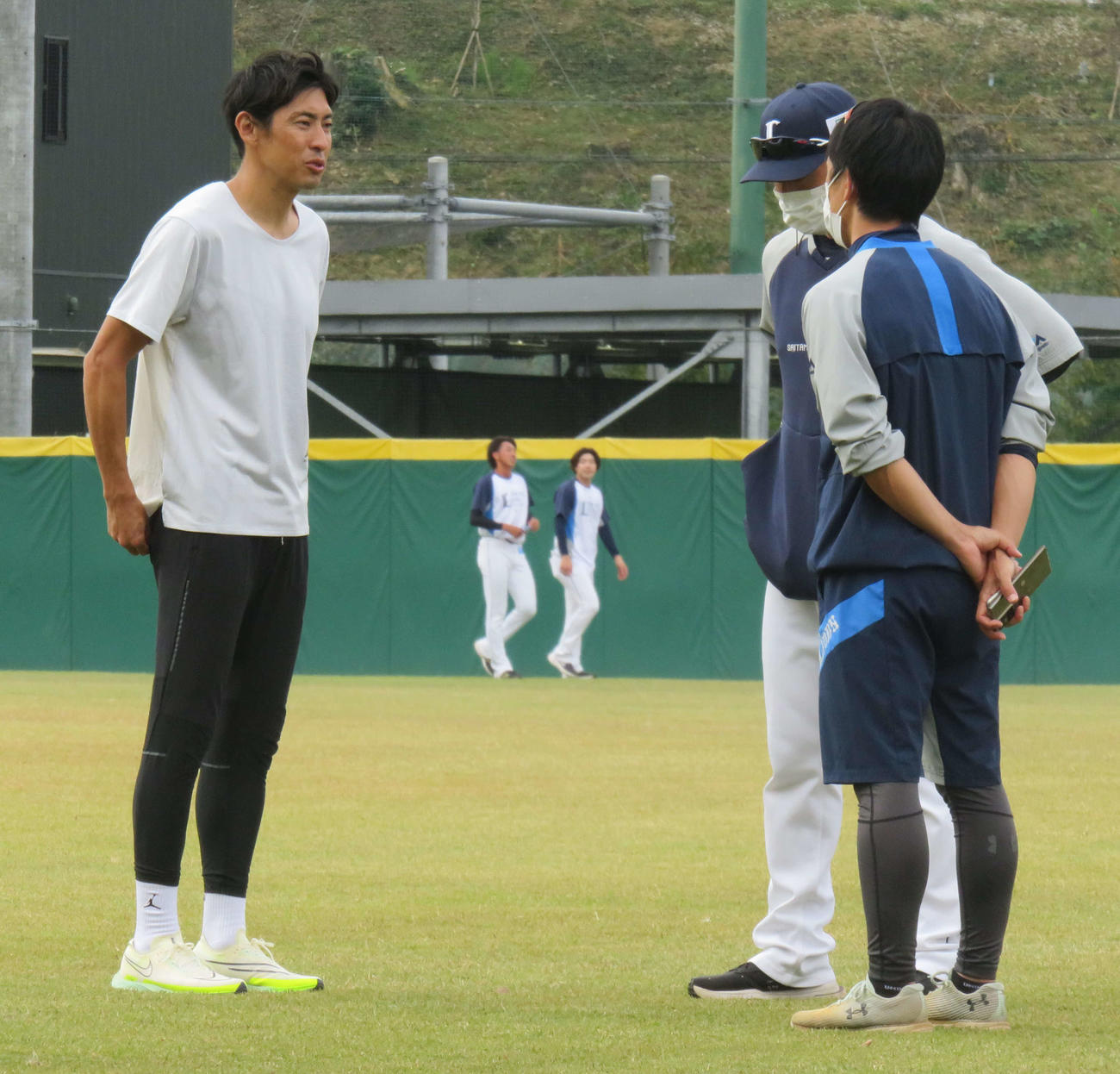 西武秋季キャンプに指導に来た陸上男子200メートル障害元アジア記録保持者・秋本真吾氏（左）は松井稼頭央監督と談笑