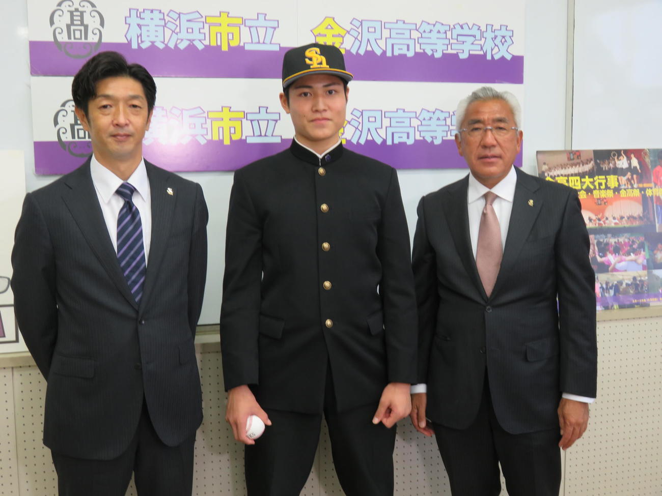 ドラフトでソフトバンクから育成12位指名された金沢・飛田（中央）は、松本スカウト（左）と宮田スカウトの指名あいさつを受けた