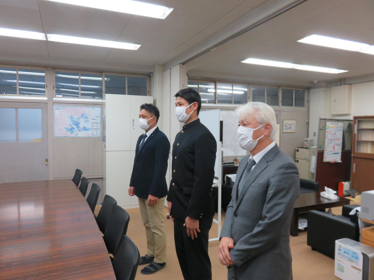 ドラフト会議でソフトバンクから育成12位指名された金沢・飛田（中央）は、指名あいさつを受けた