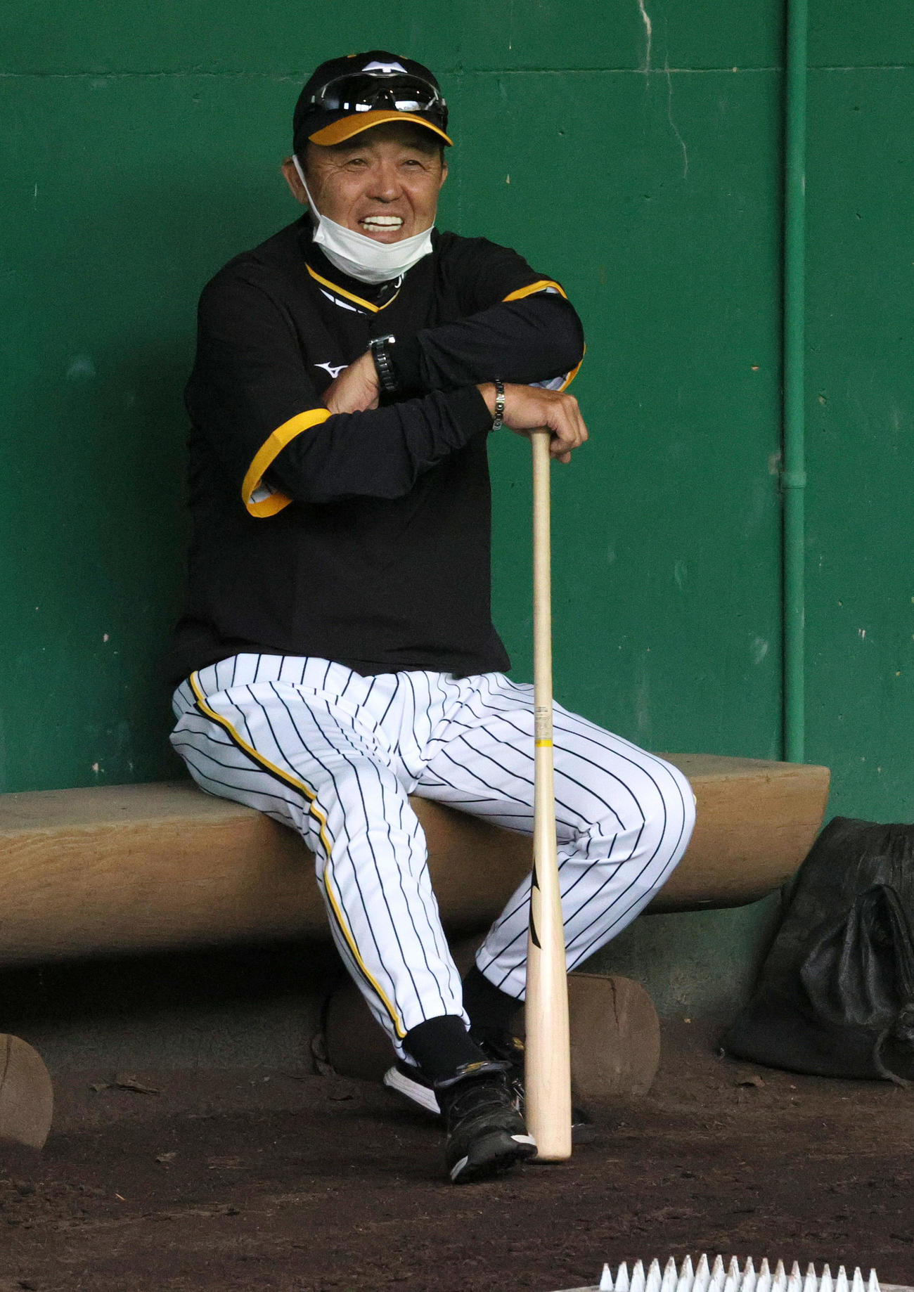 ブルペンで笑顔を見せる岡田監督（撮影・上山淳一）