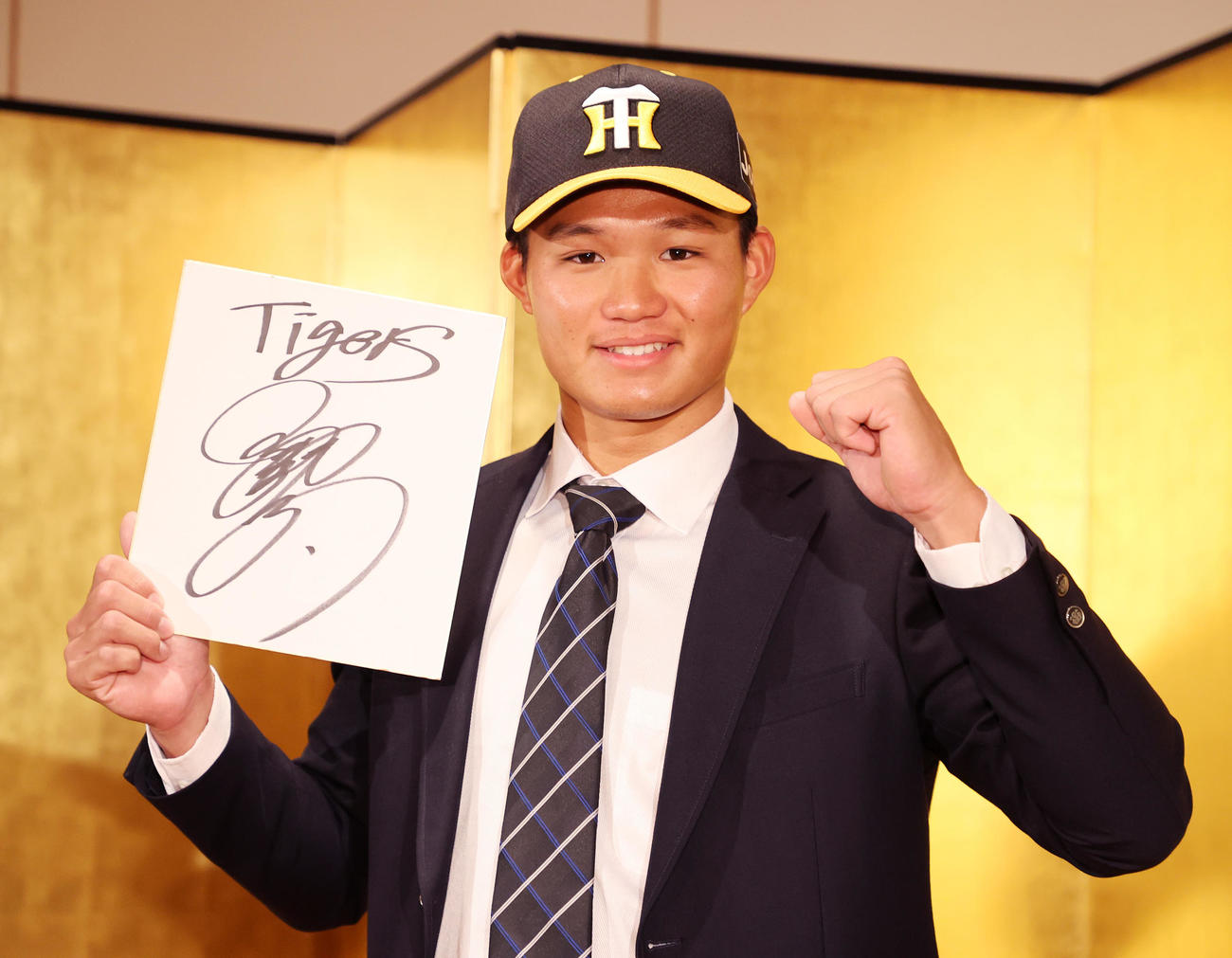 初めてサインを披露した阪神ドラフト1位指名の中大・森下（撮影・鈴木正人）