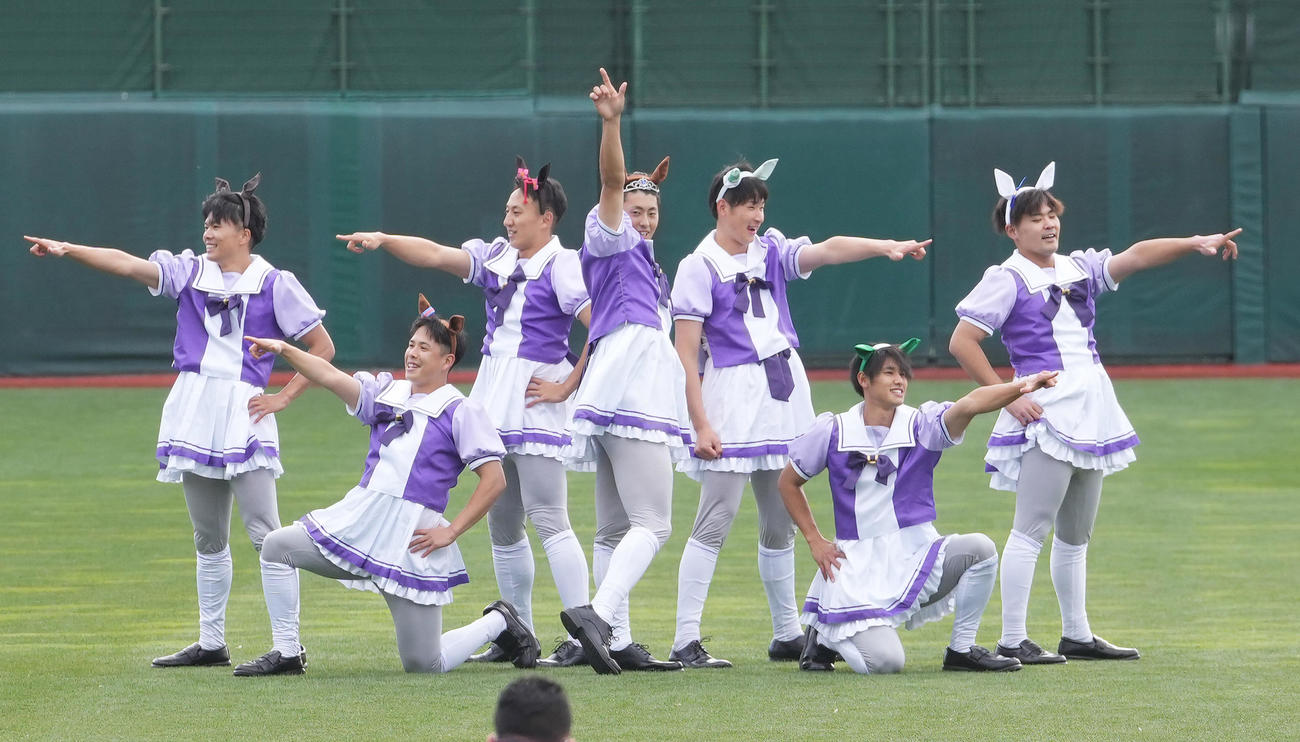 ファン感謝祭でゲームキャラクターのコスチューム姿で踊り会場を盛り上げる、左から早川、藤井、高田孝、入江、内、石田、内間（2021年12月4日撮影）