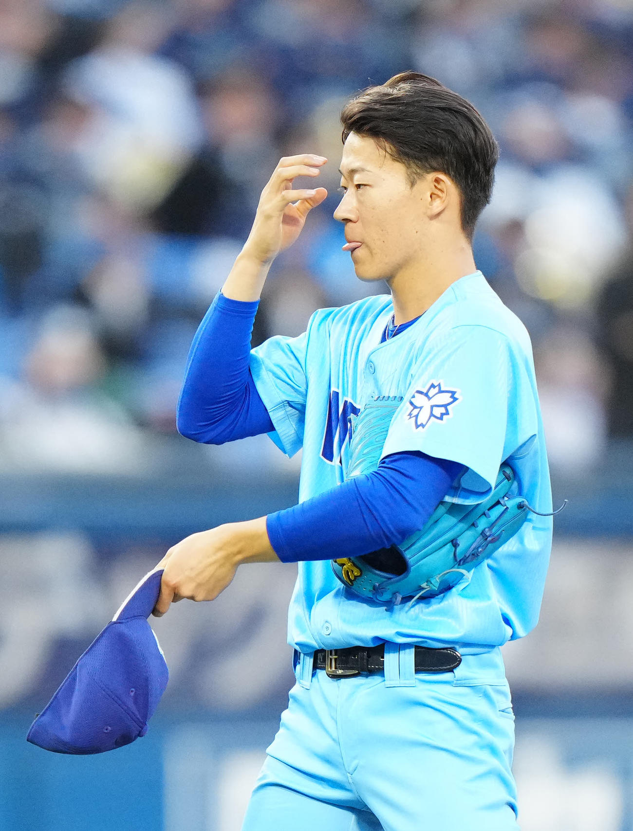 上武大対日体大　2回表上武大無死、村田に死球を与え、舌を出す矢沢（撮影・江口和貴）