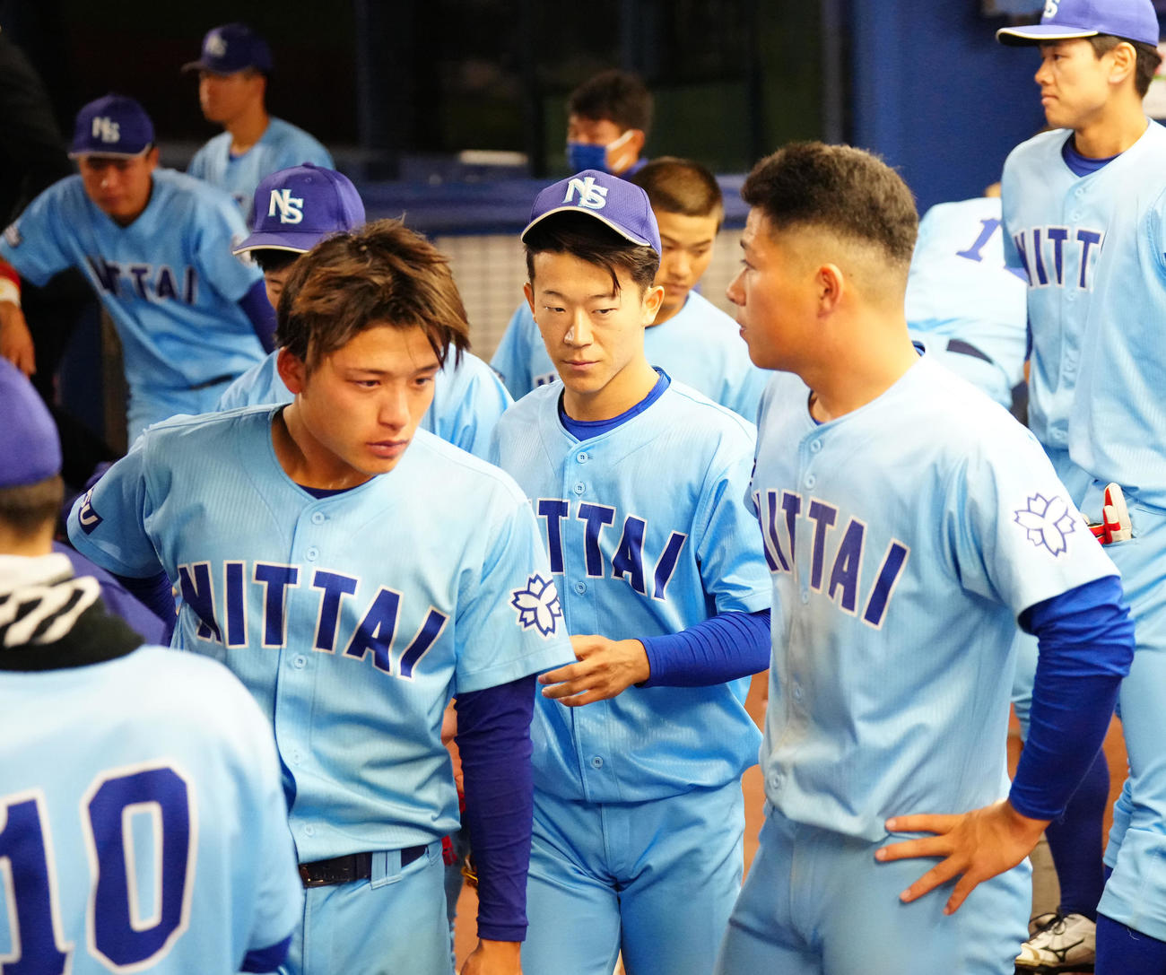 上武大対日体大　試合後、ベンチの片付けをする日体大・矢沢（中央（撮影・江口和貴）