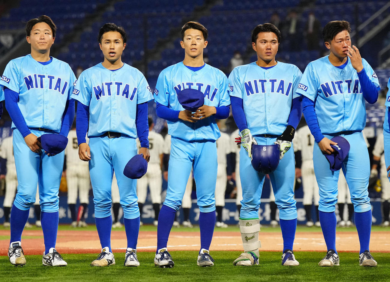 上武大対日体大　上武大に敗れ、応援席にあいさつする矢沢（中央）ら日体大の選手たち（撮影・江口和貴）