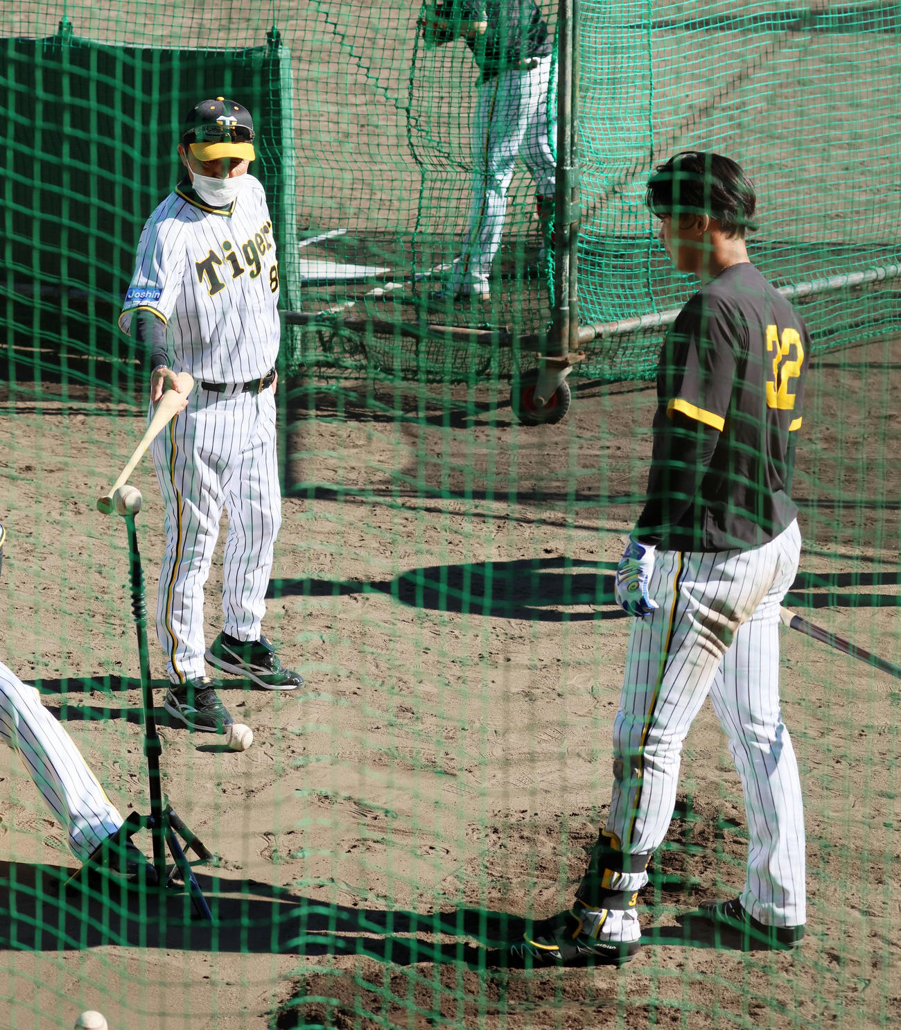 岡田監督はティー打撃を行う井上にアドバイスを送る（撮影・加藤哉）