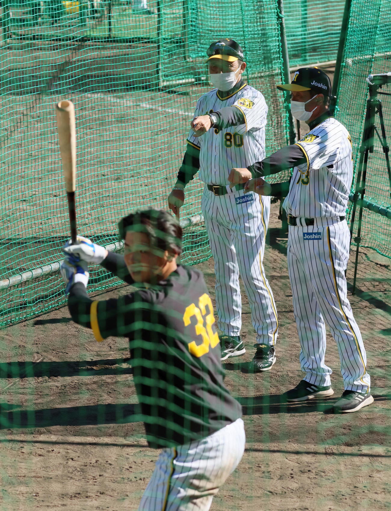 岡田監督はティー打撃を行う井上にアドバイスを送る（撮影・加藤哉）