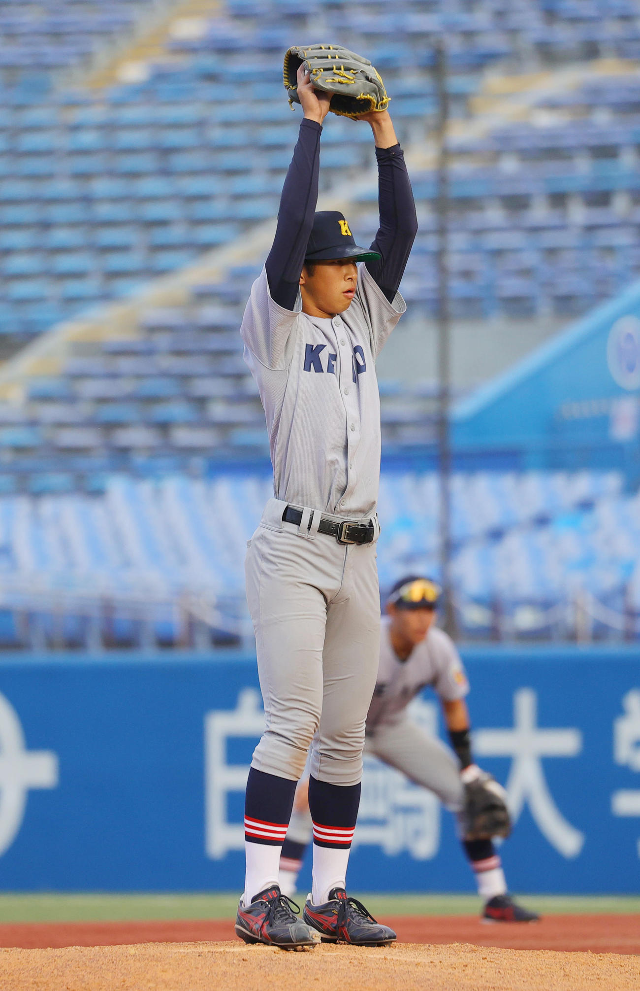 慶大対明大　大きく振りかぶる慶大・前田晃（撮影・野上伸悟）