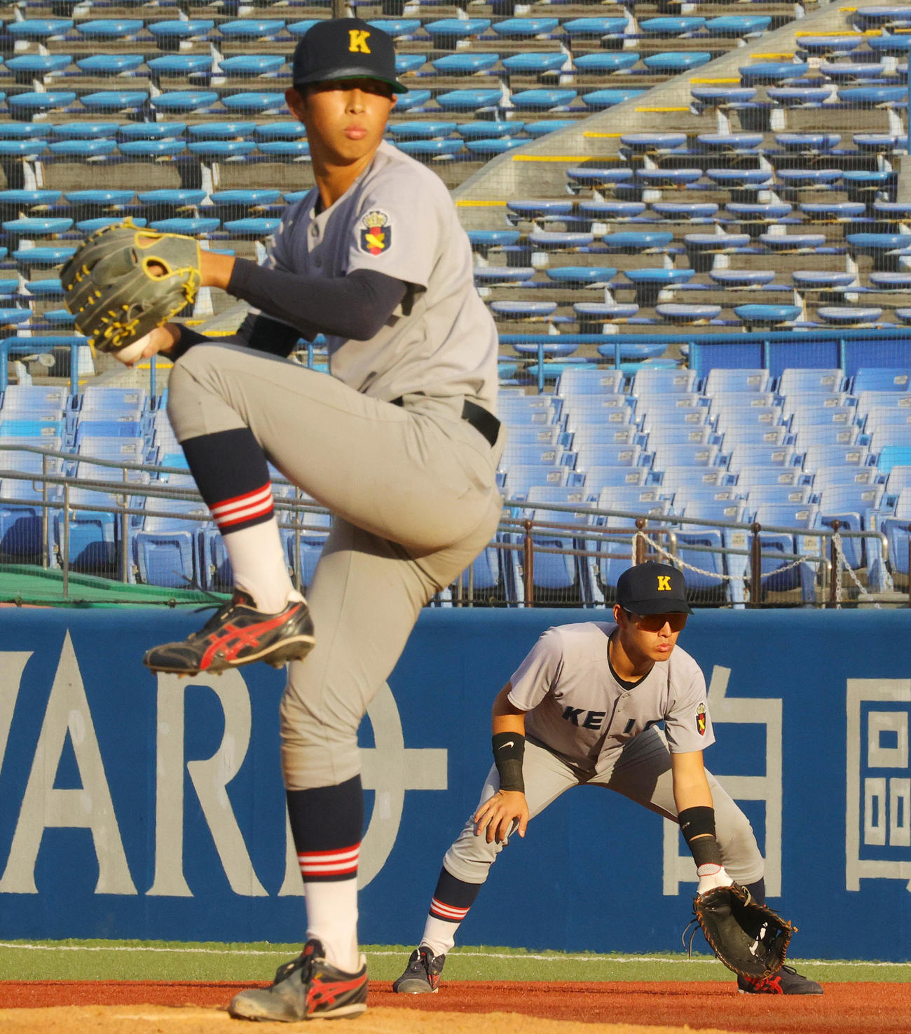 慶大対明大　8回裏、前田晃（手前）が登板する中、一塁で打球に備える清原（撮影・野上伸悟）
