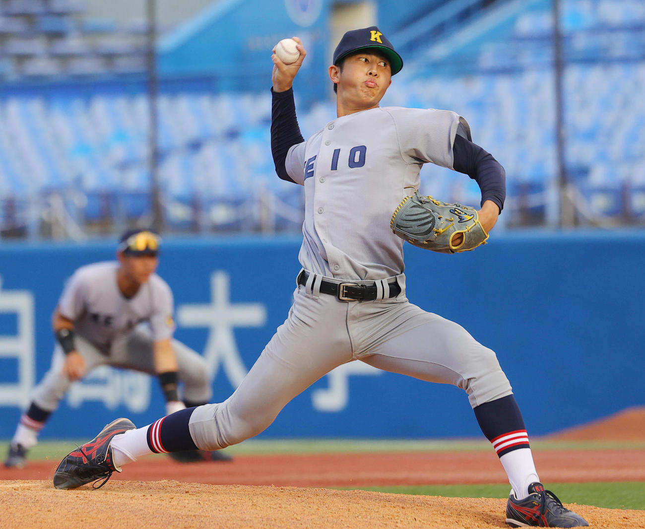 慶大対明大　力投する慶大・前田晃（撮影・野上伸悟）