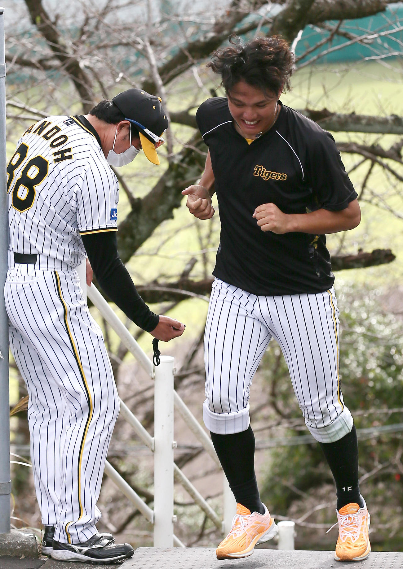 階段ダッシュのラストランでゴールする西純。左は安藤投手コーチ（撮影・上山淳一）
