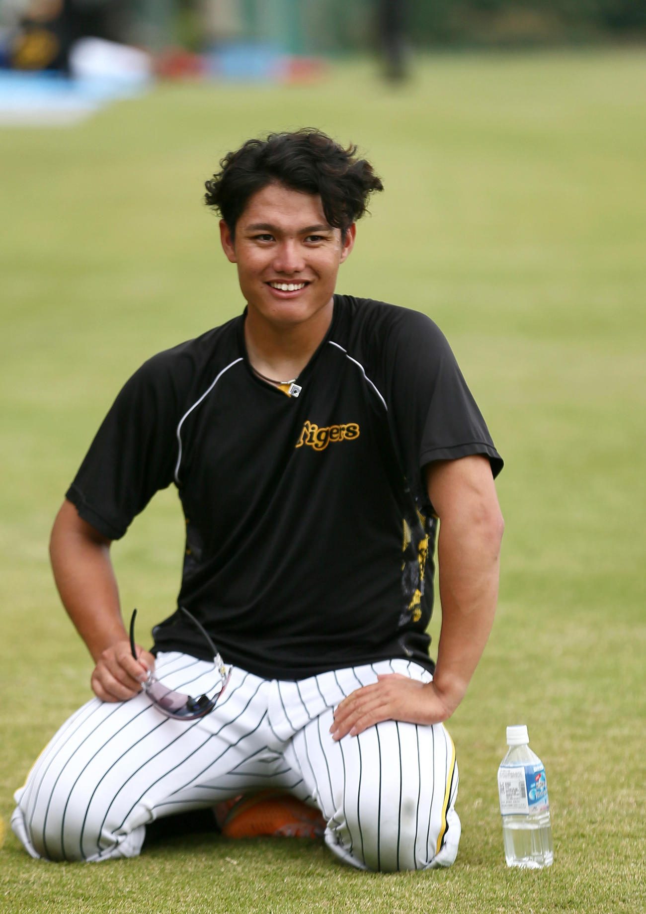 階段ダッシュの合間に休憩する西純（撮影・上山淳一）