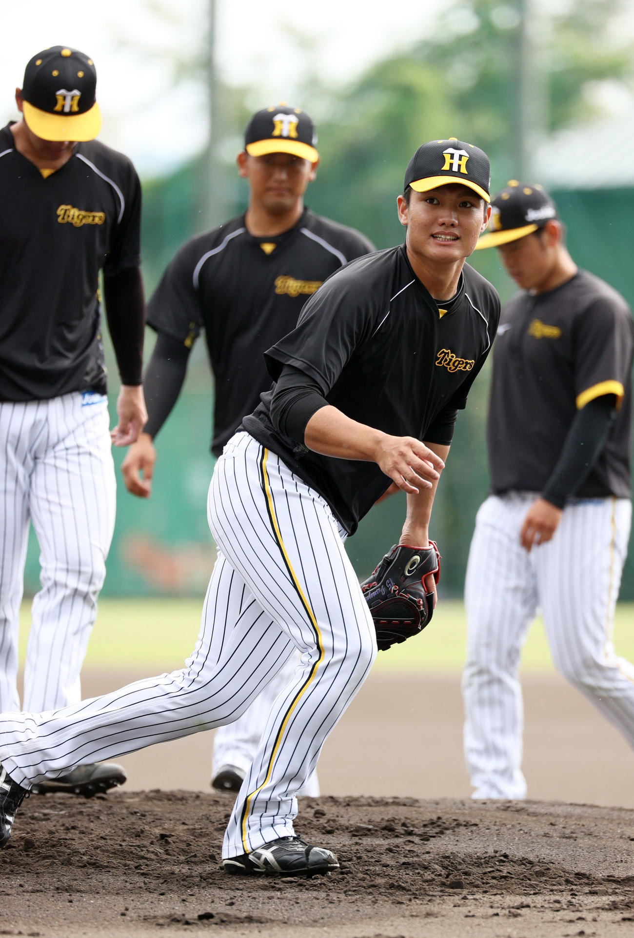 西純（手前）は投内連係で駆け出す（撮影・上山淳一）