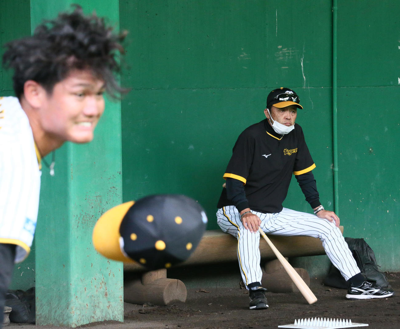ブルペンで投げ込む西純（左）をチェックする岡田監督（撮影・上山淳一）
