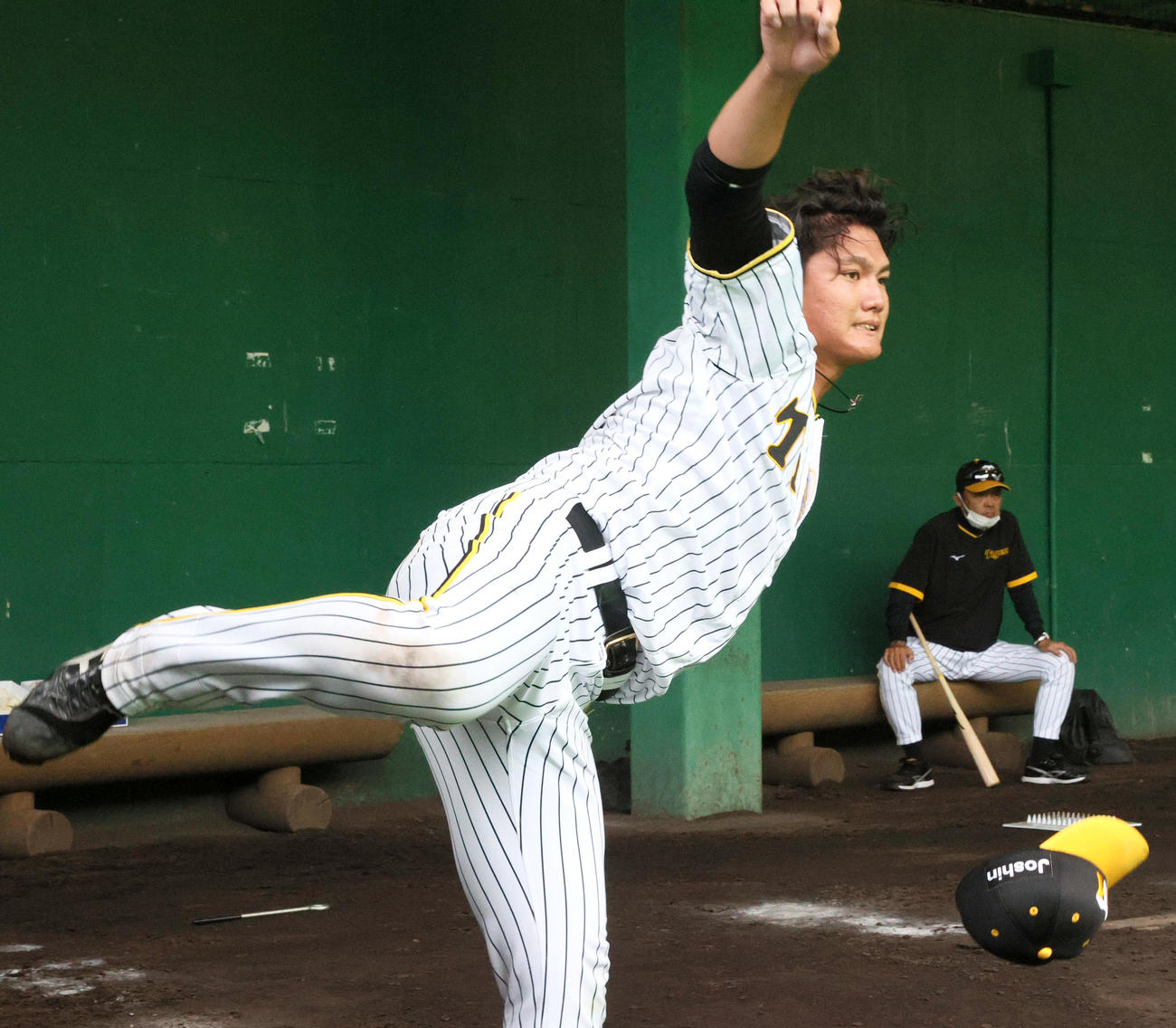 ブルペンで岡田監督（右）が見守る中、投げ込む西純（撮影・上山淳一）