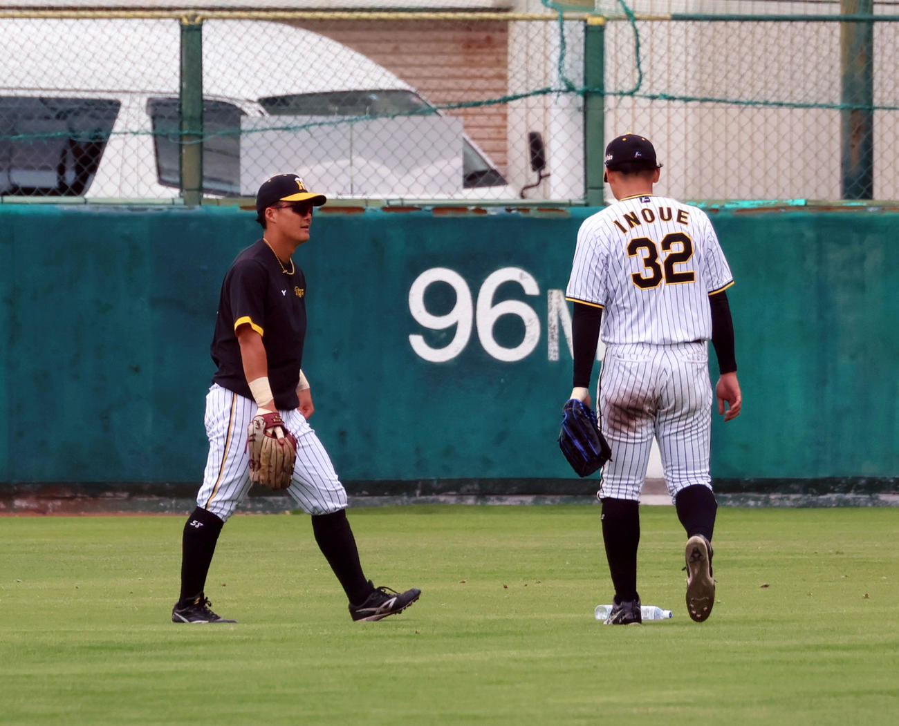前川は特守で当初左翼を守っていたが右翼へ移動する。右は井上（撮影・加藤哉）