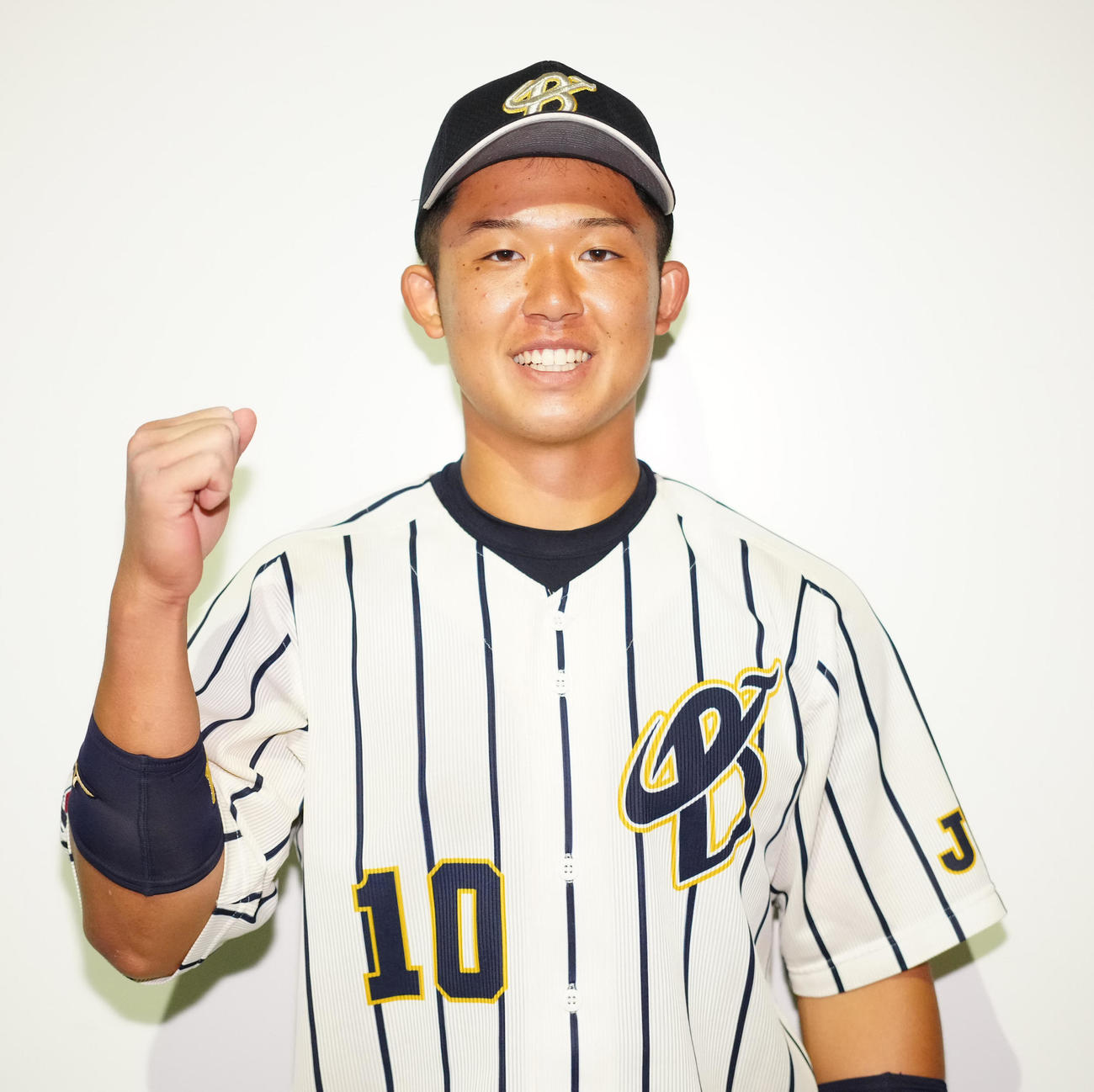 上武大対日体大　試合後、ガッツポーズを見せる上武大・進藤（撮影・江口和貴）