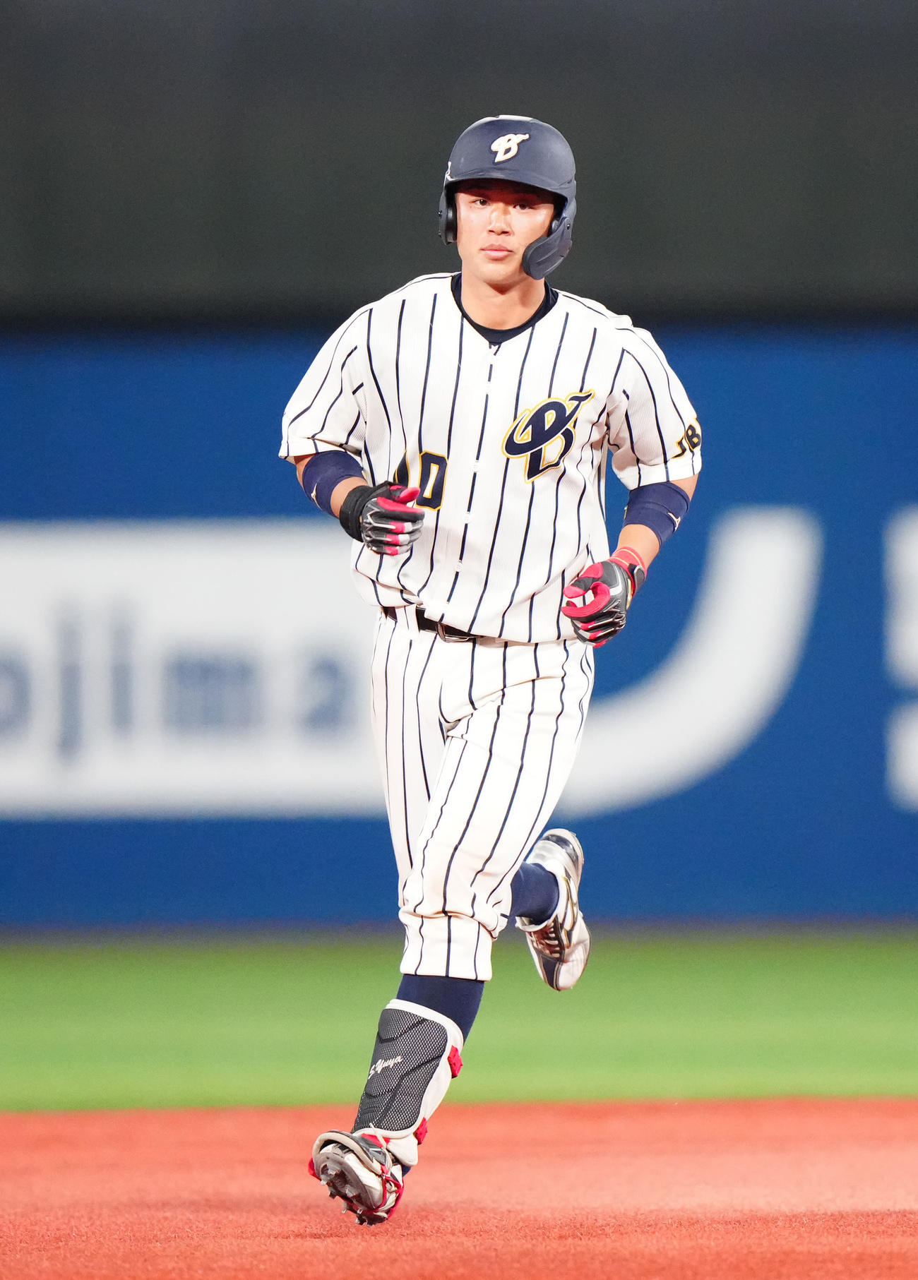 上武大対日体大　5回表上武大1死二塁、2点本塁打を放ち、ダイヤモンド1周する進藤（撮影・江口和貴）