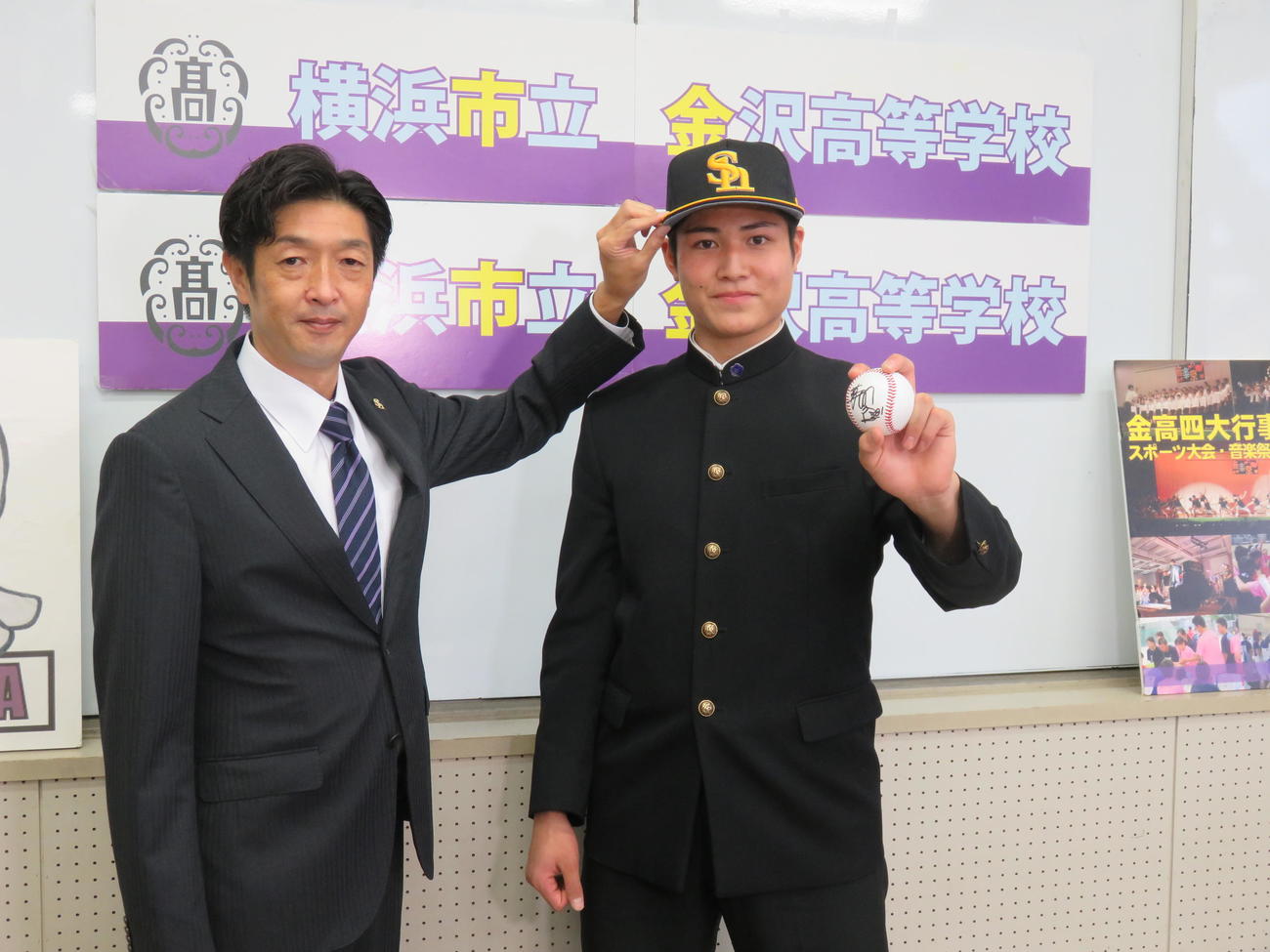 金沢・飛田（右）はソフトバンク松本スカウトと記念撮影
