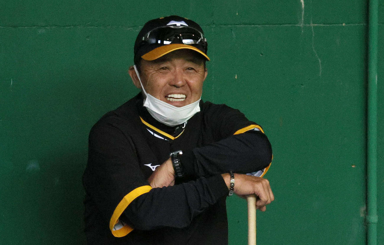 ブルペンで笑顔を見せる岡田監督（撮影・上山淳一）