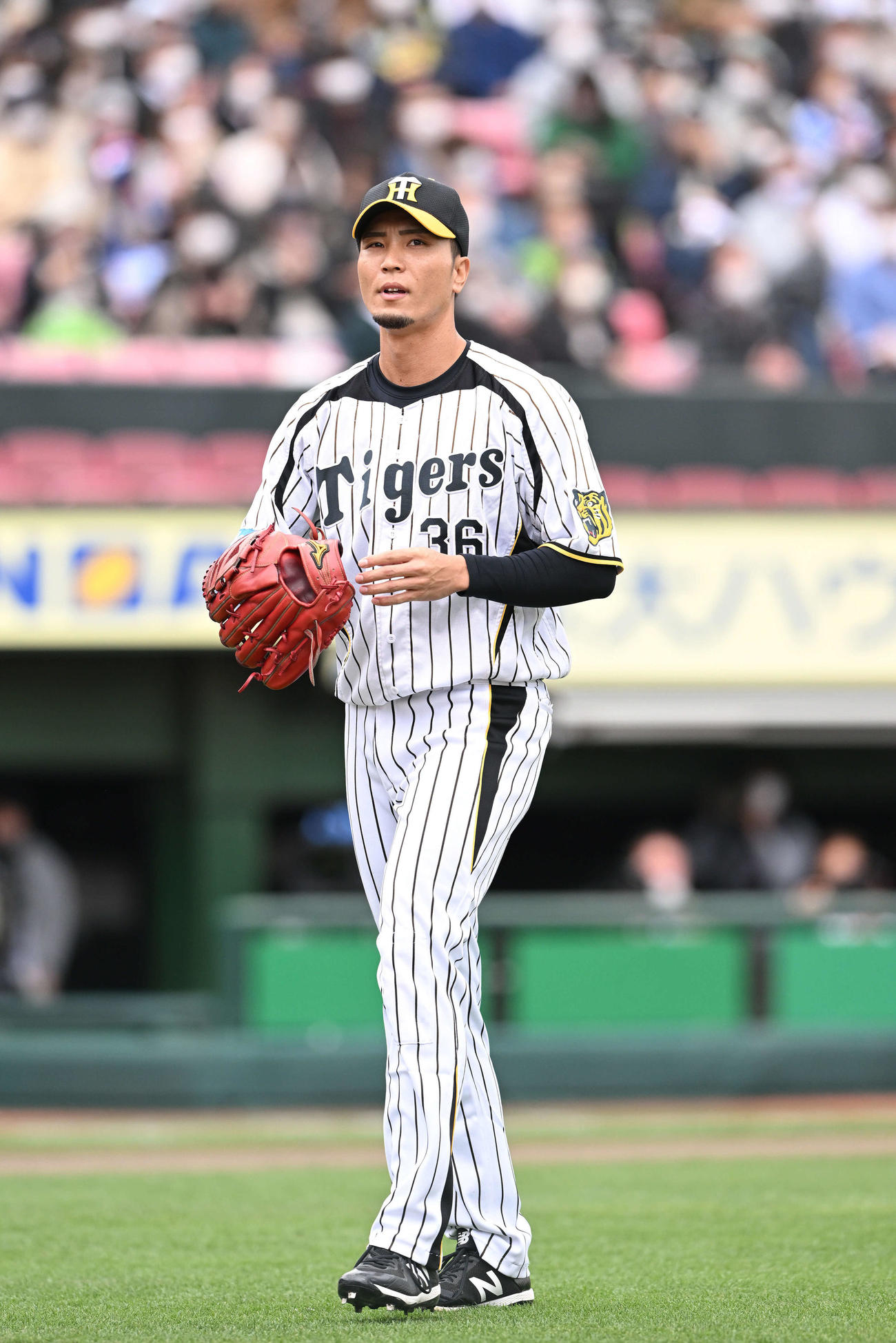 投球を終え引き揚げる元阪神の一二三（撮影・滝沢徹郎）