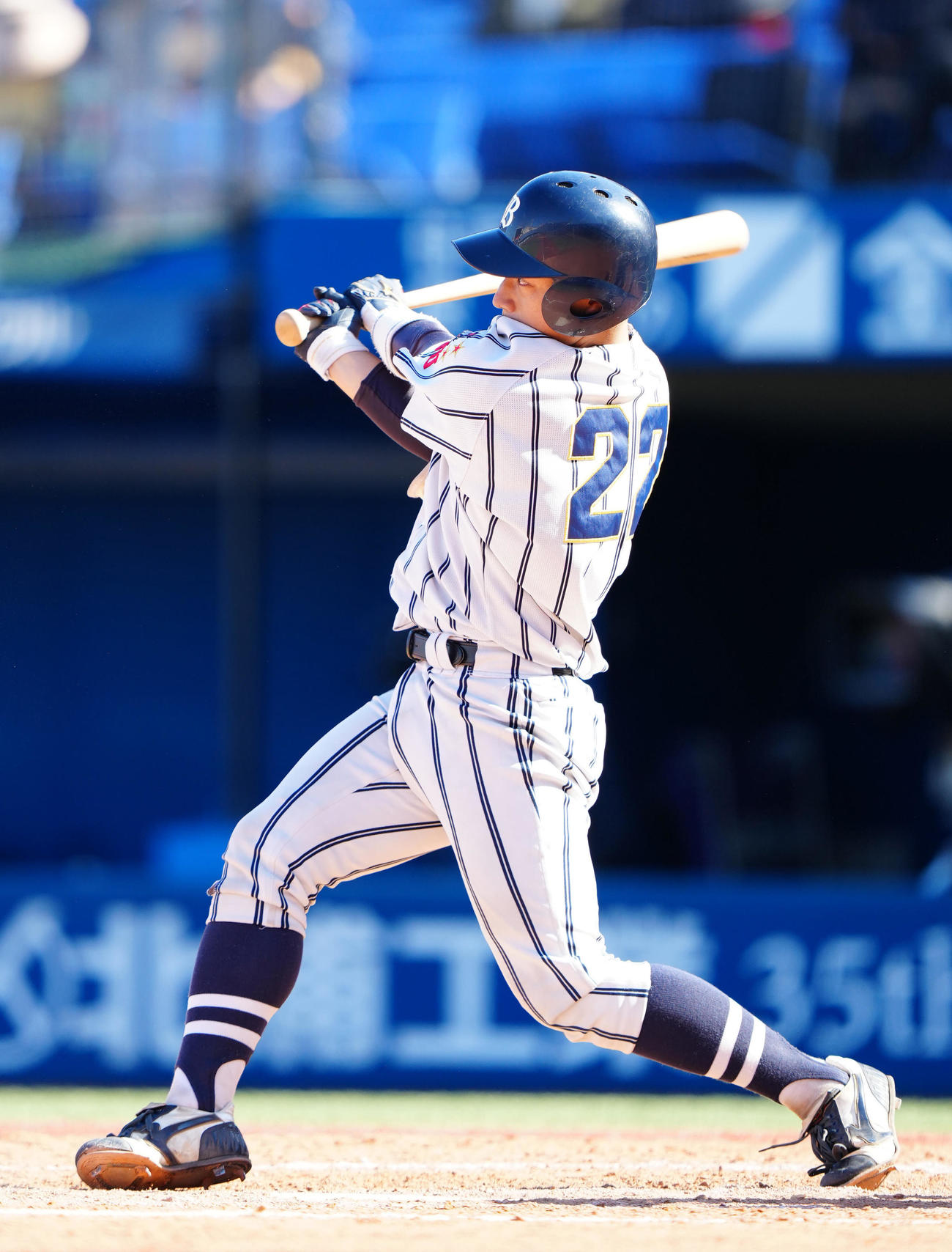 白鷗大対国際武道大　5回裏国際武道大2死一、二塁、右越え3点本塁打を放つ桜内（撮影・江口和貴）