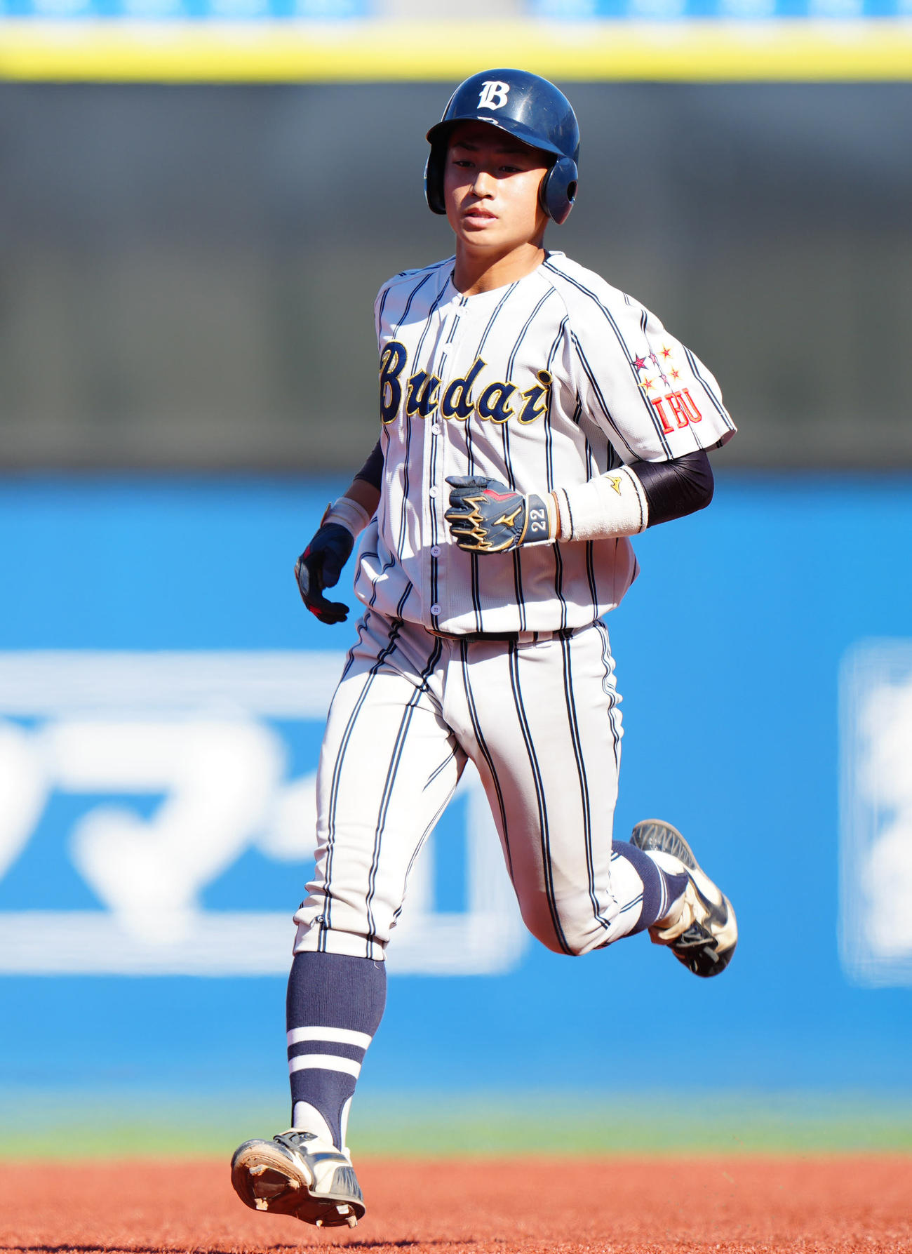 白鷗大対国際武道大　5回裏国際武道大2死一、二塁、3点本塁打を放ち、ダイヤモンド1周する桜内（撮影・江口和貴）