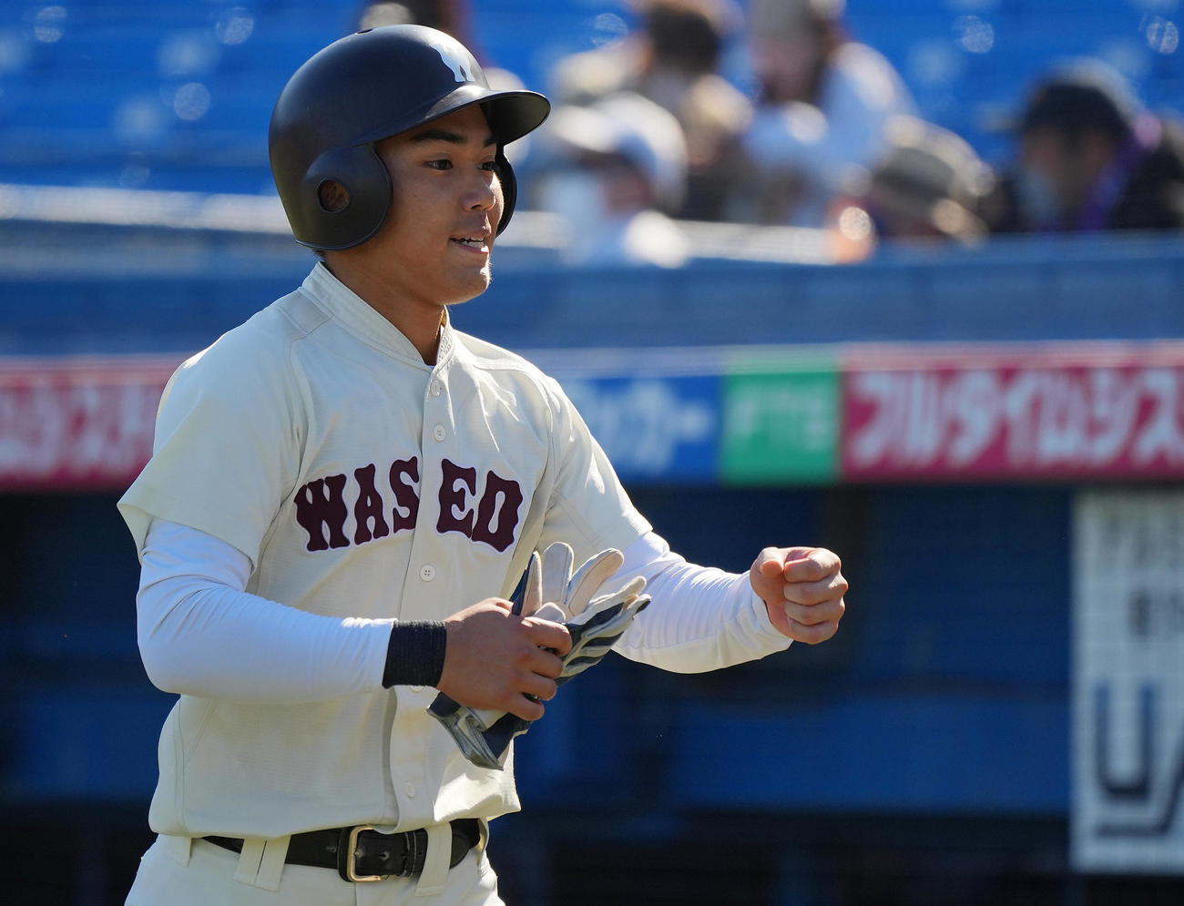 早大対立大　2回表の攻撃を終え適時三塁打を放った早大・梅村はガッツポーズ（撮影・垰建太）