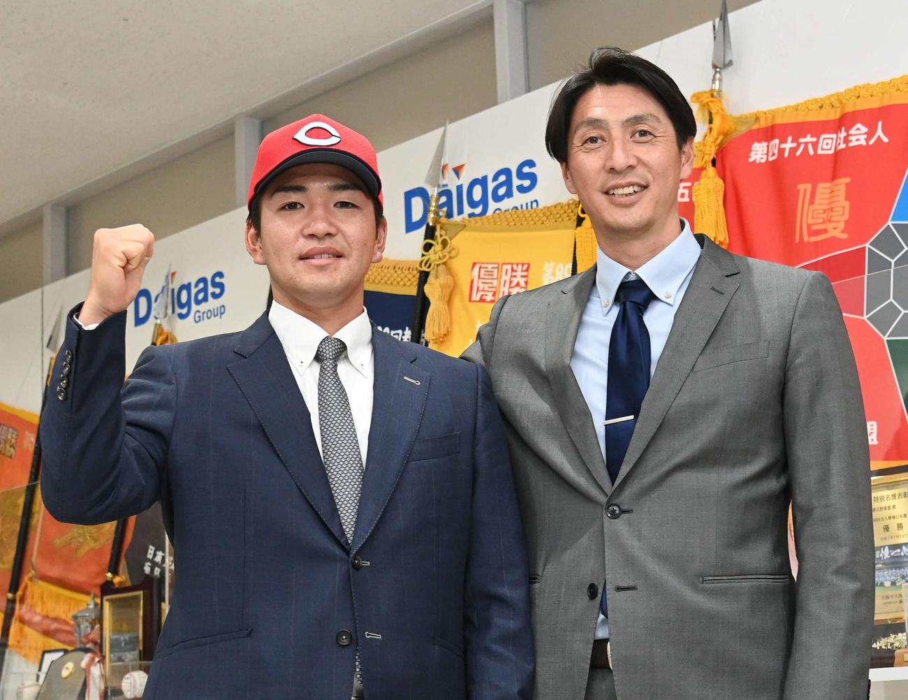指名あいさつを終え笑顔を見せる（右から)鞘師スカウト、河野(撮影・石井愛子)
