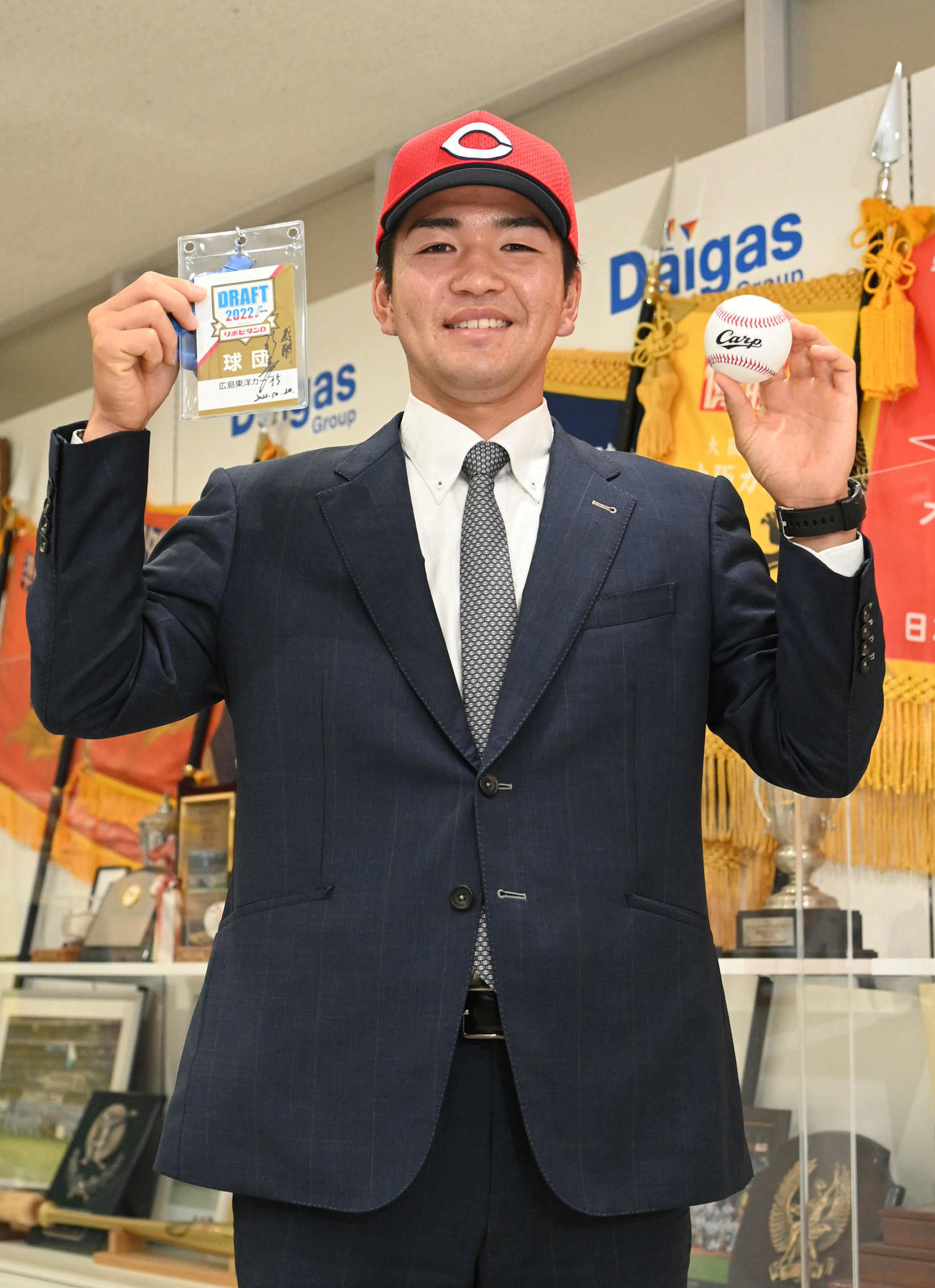 ドラフトパスを手に笑顔を見せる河野(撮影・石井愛子)