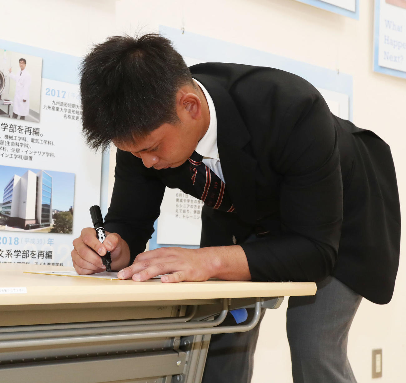 今後の目標を色紙に記す育成ドラフト1位の九産大・野口（撮影・屋方直哉）