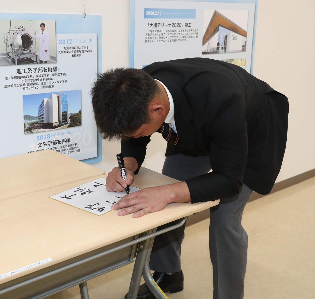 今後の目標を色紙に記す育成ドラフト1位の九産大・野口（撮影・屋方直哉）