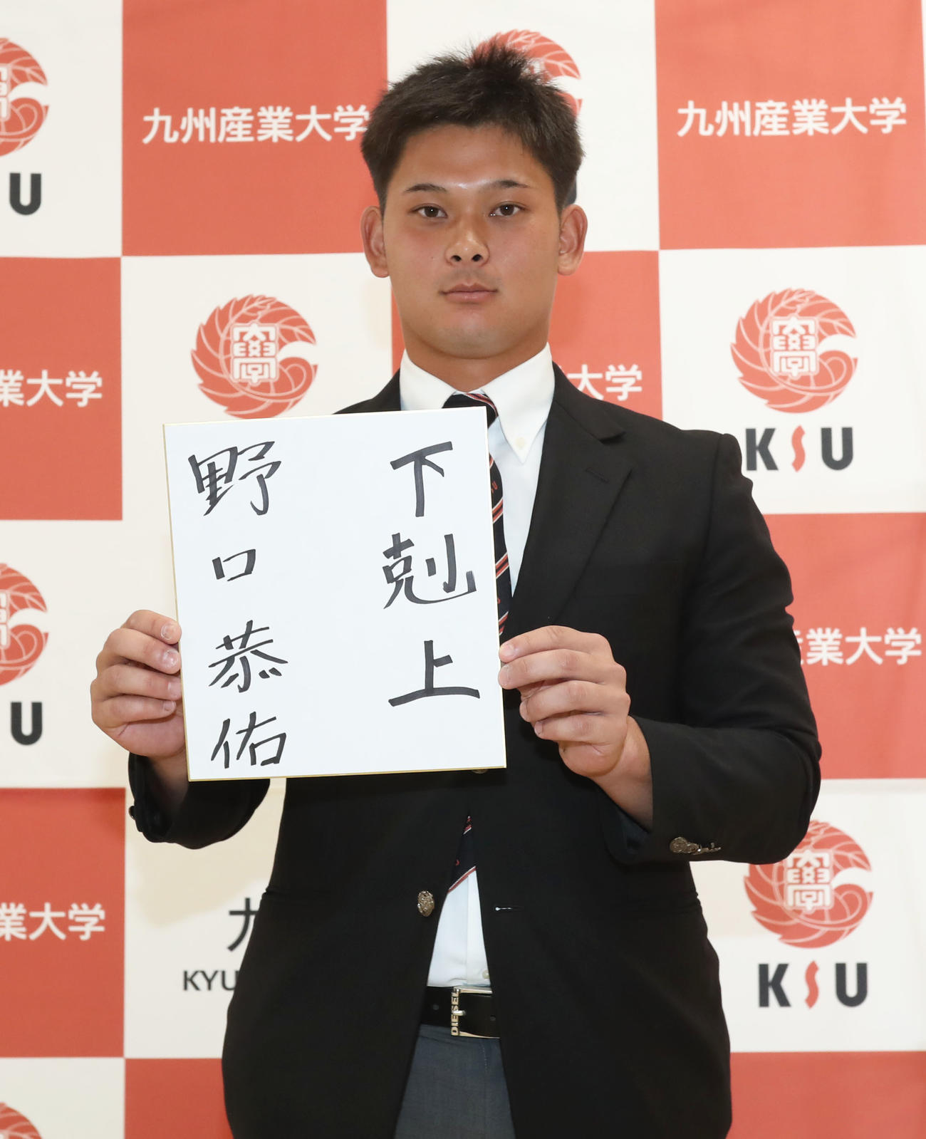今後の目標を色紙に記す育成ドラフト1位の九産大・野口（撮影・屋方直哉）