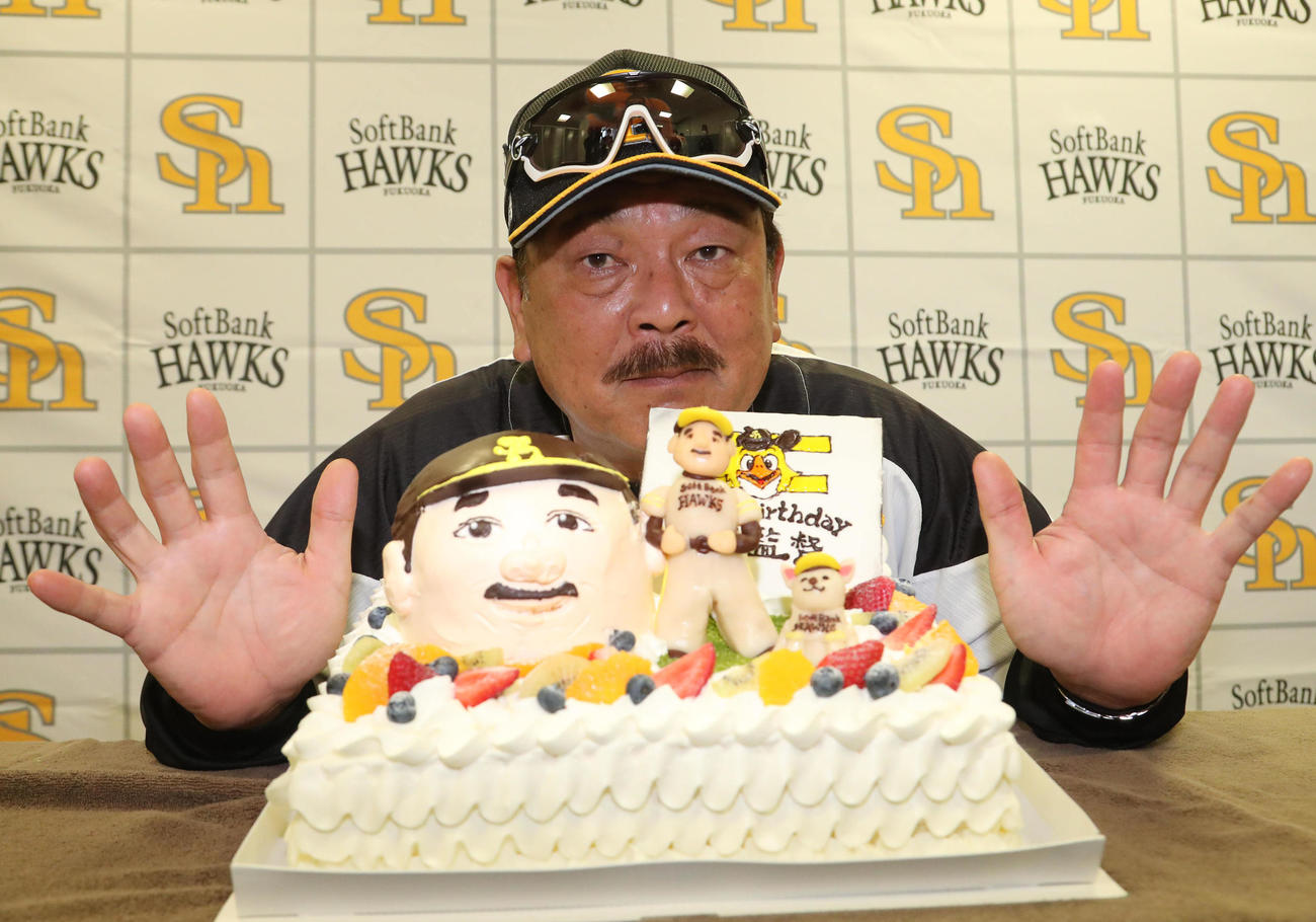 59歳の誕生日を迎えた藤本博史監督はケーキの前で笑顔（撮影・梅根麻紀）
