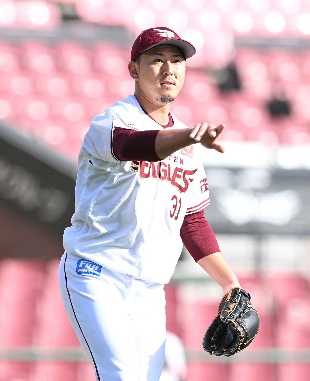 投ゴロをさばく楽天福井（撮影・滝沢徹郎）