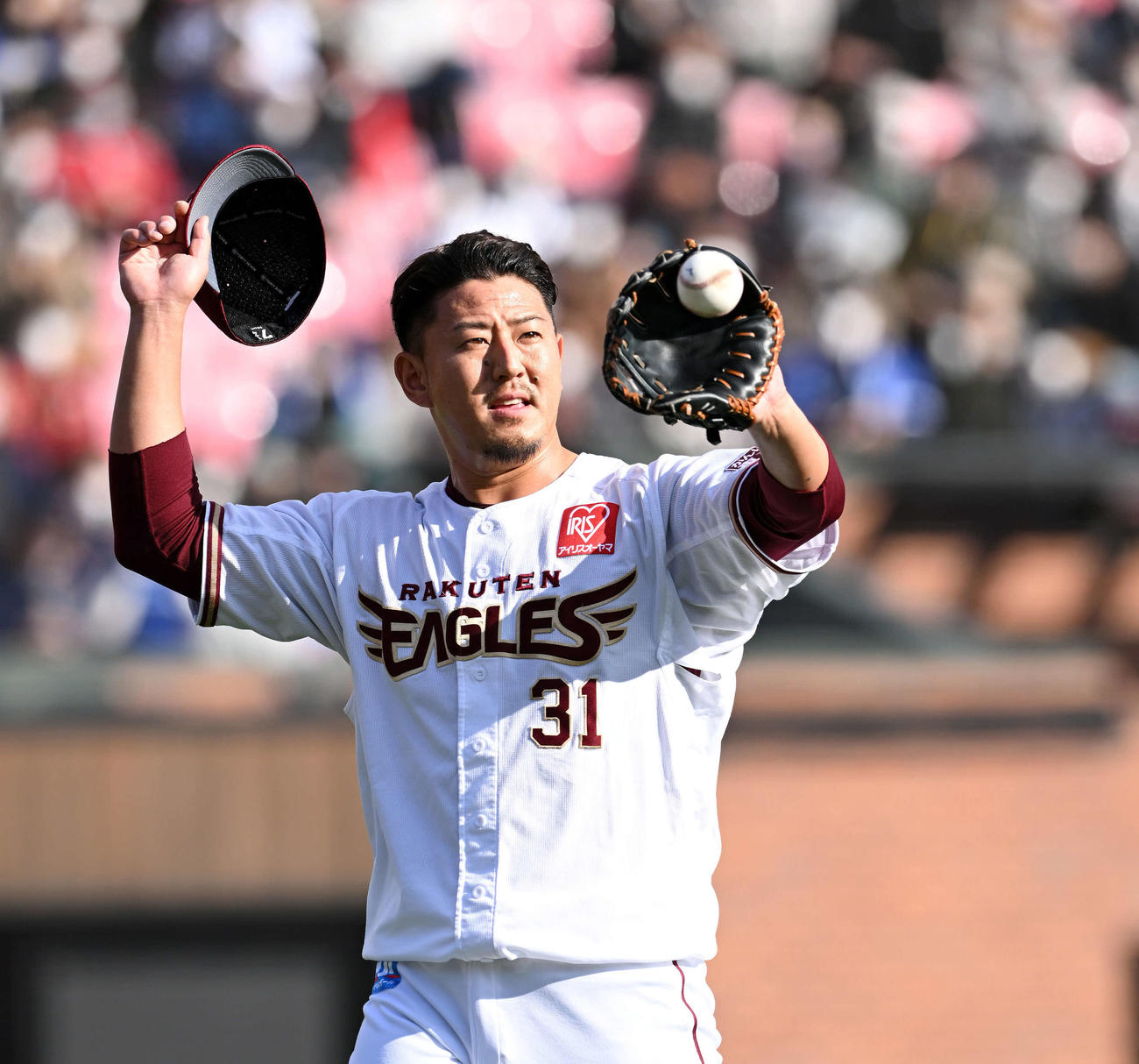 投球を終え引き揚げる楽天福井（撮影・滝沢徹郎）