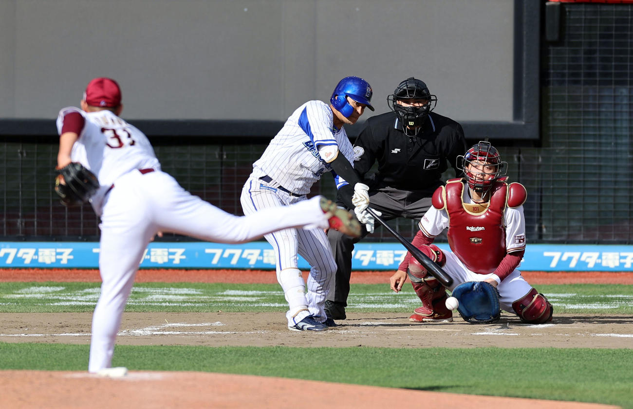 楽天福井に空振り三振に仕留められるDeNA宮本（撮影・狩俣裕三）