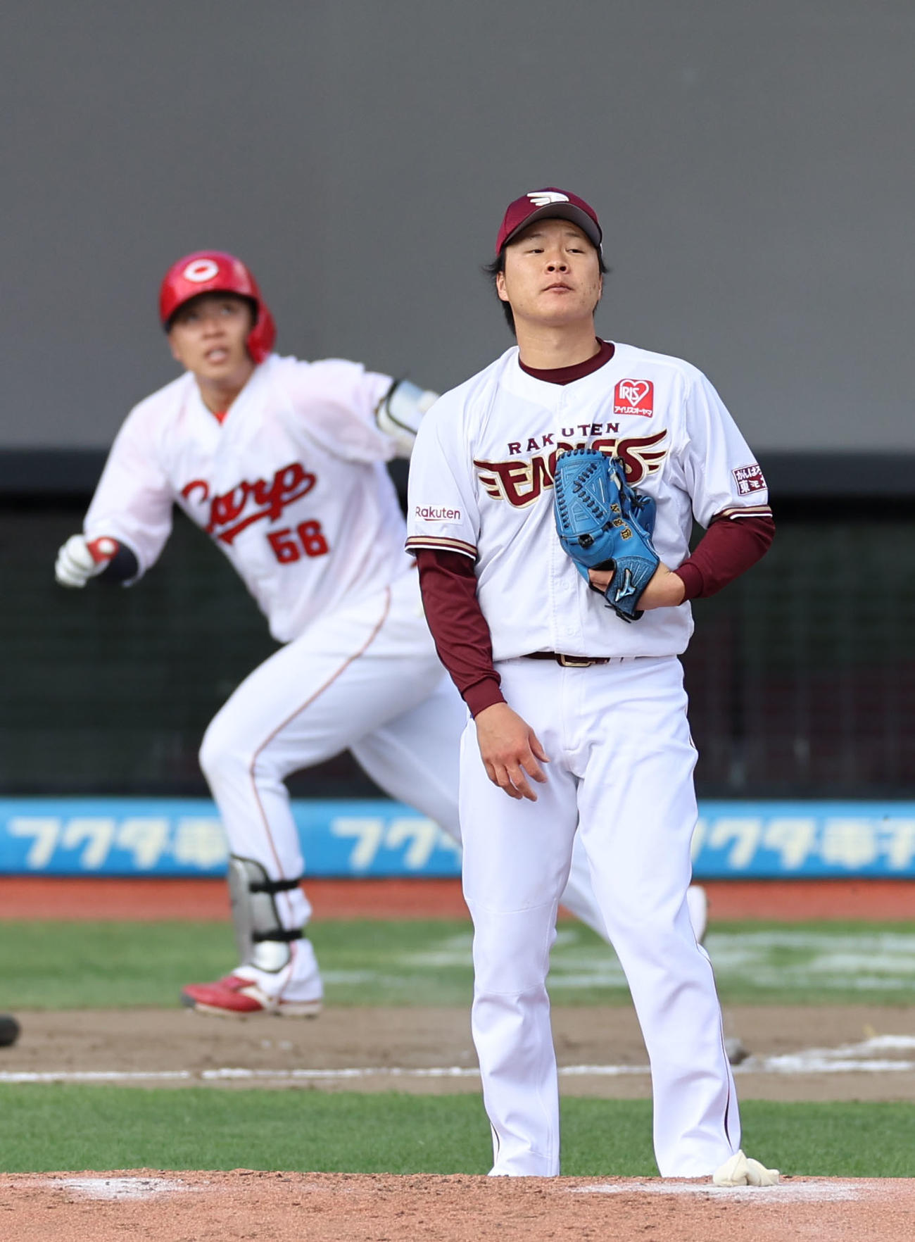 4打席目の広島中神に二塁打を打たれる楽天釜田（撮影・狩俣裕三）
