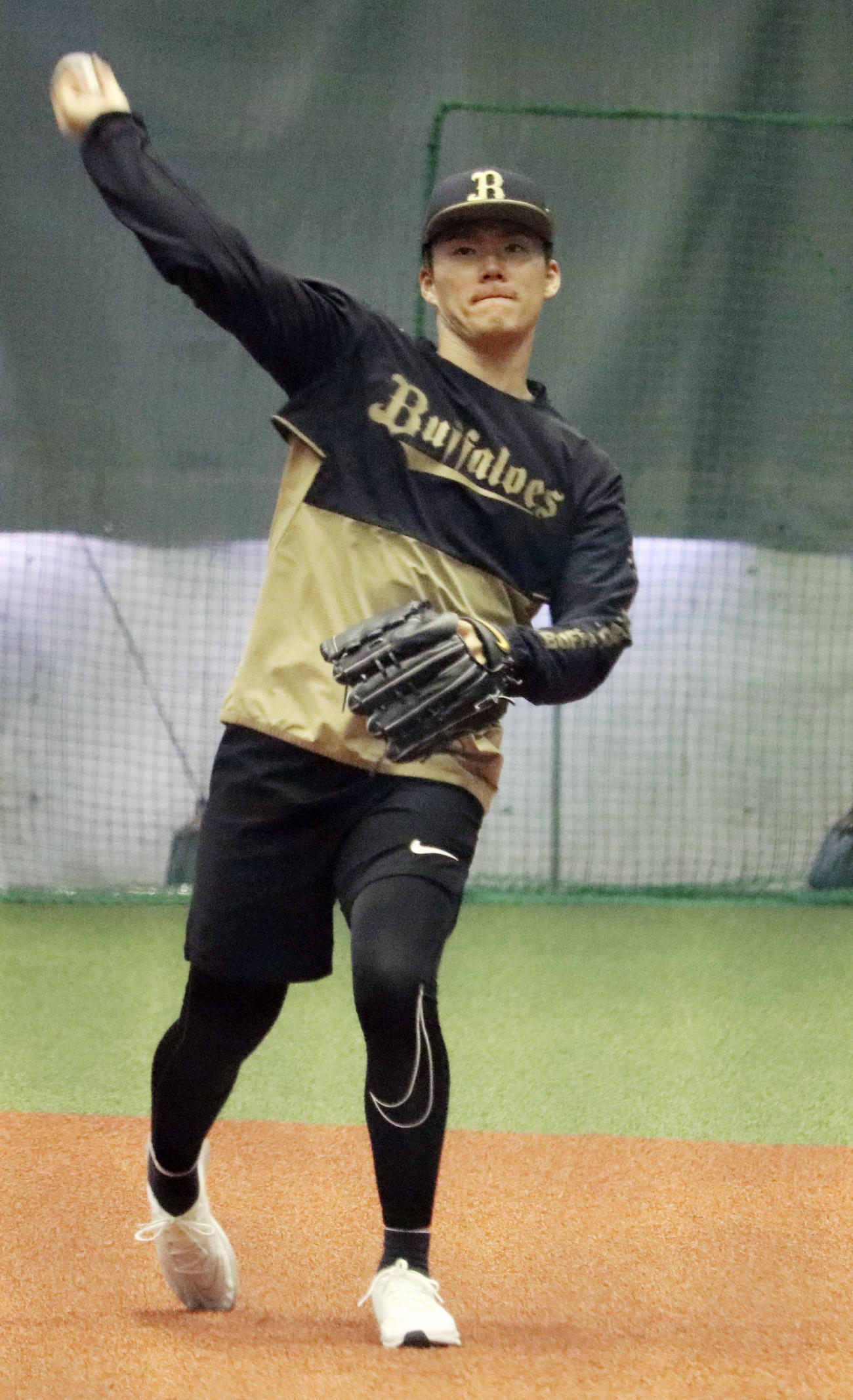 秋季練習でキャッチボールするオリックス山本由伸（共同）