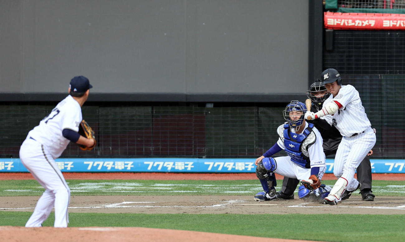 第2打席、四球を選ぶロッテ西巻。投手オリックス海田（撮影・狩俣裕三）