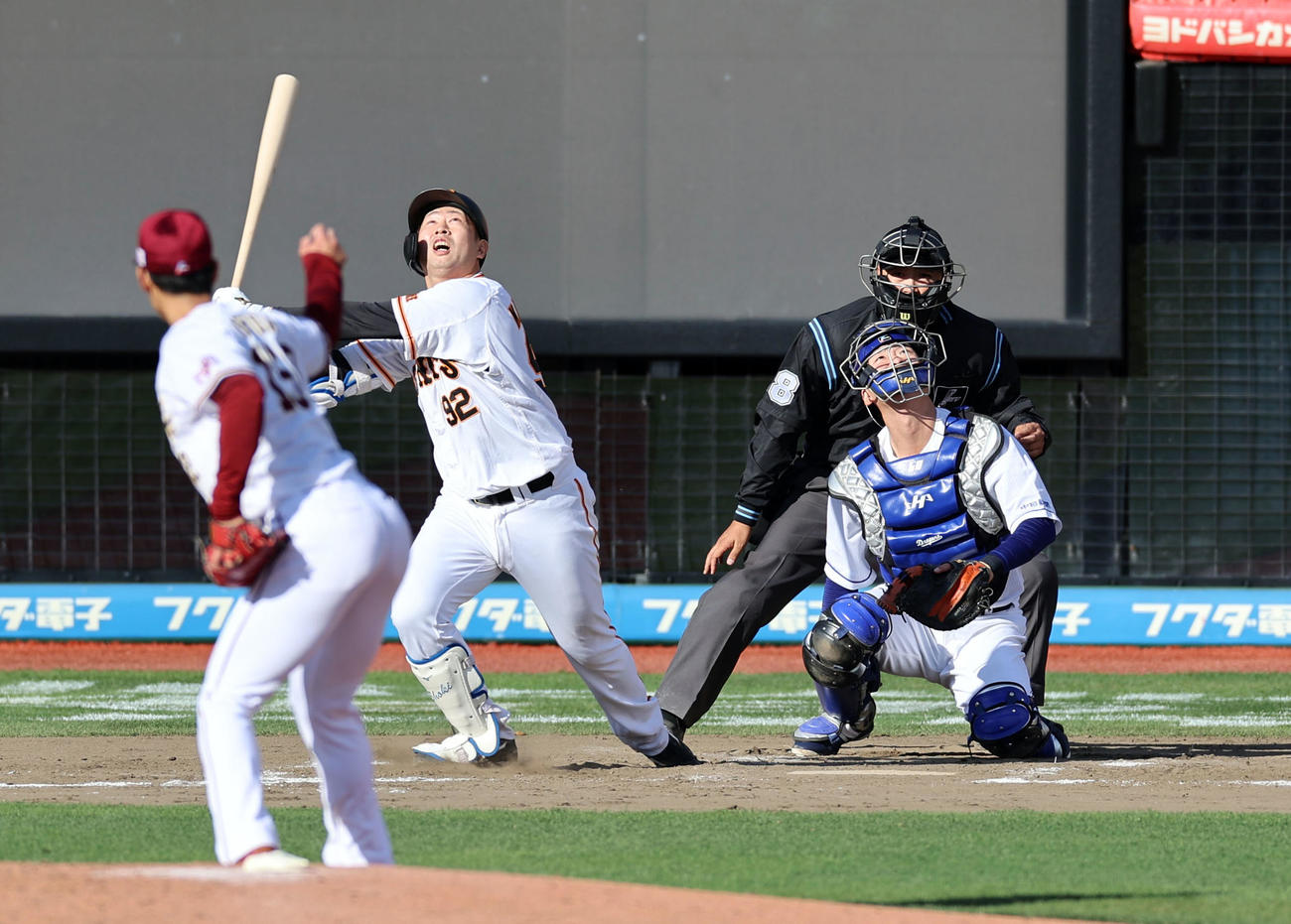 第4打席、遊飛に打ち取られる巨人勝俣。投手楽天渡辺（撮影・狩俣裕三）