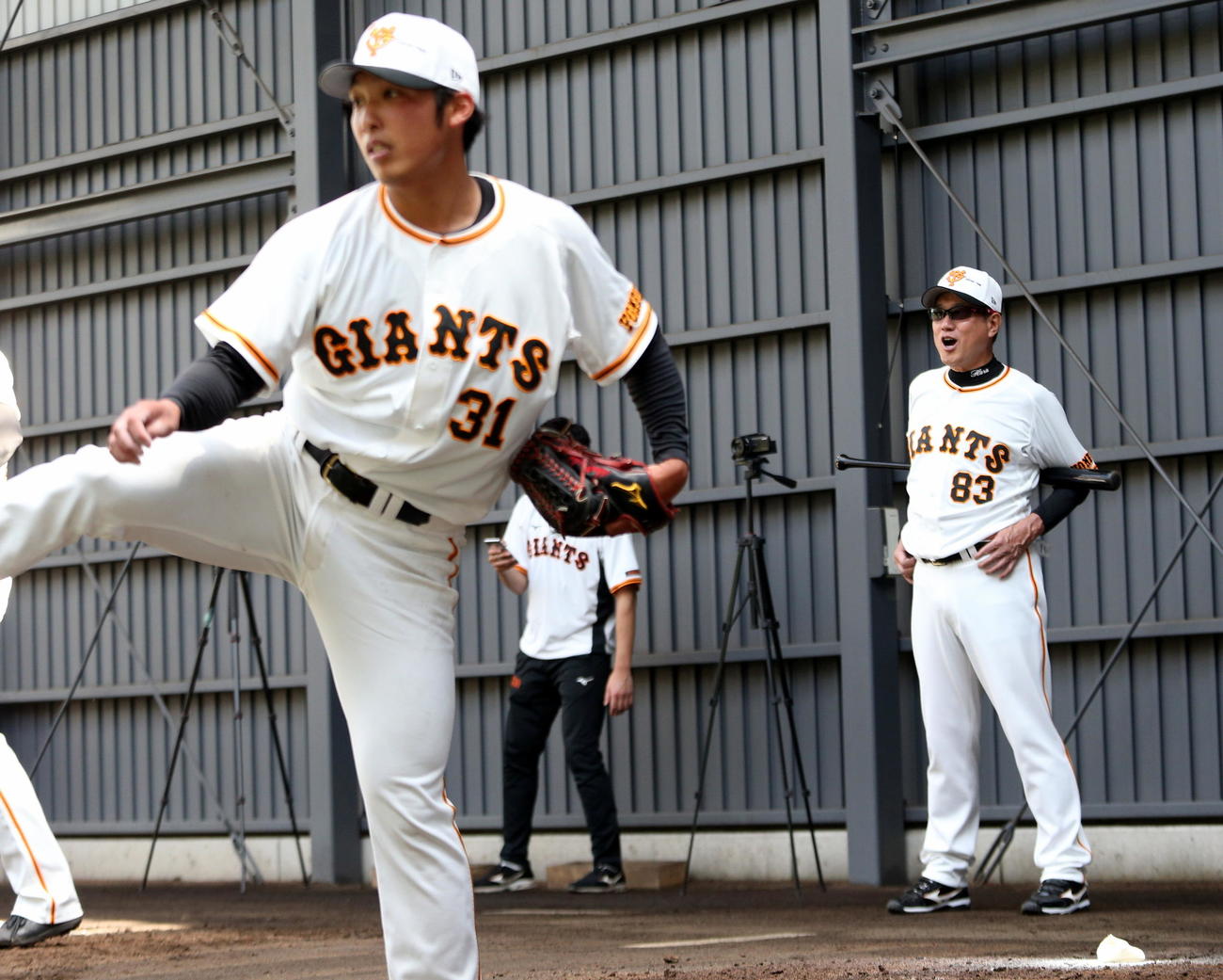 赤星投手のブルペンでの投球に声を上げる巨人原監督（右）（撮影・三須一紀）