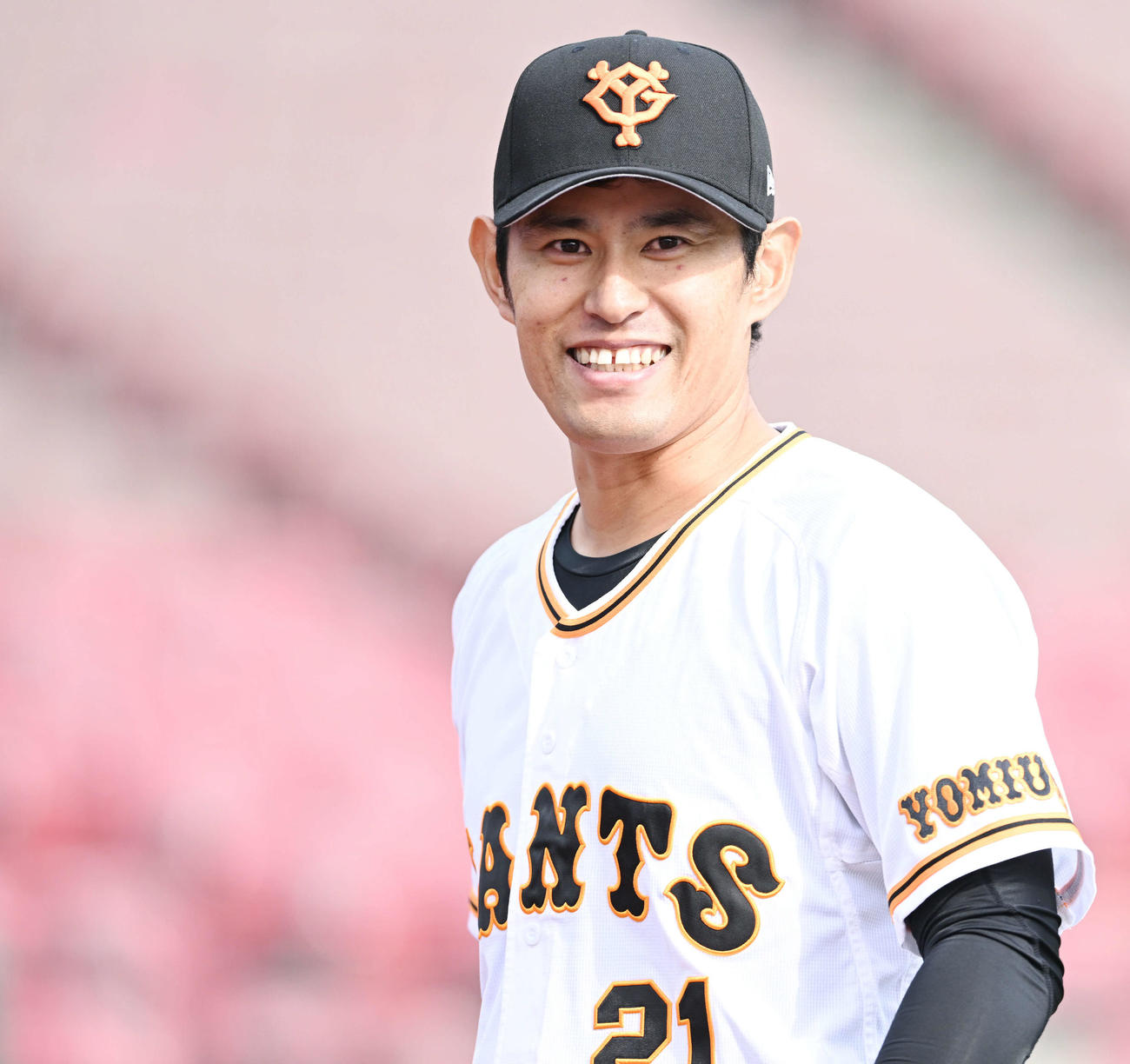 投球を終え満足げな表情で引き揚げる巨人井納（撮影・滝沢徹郎）