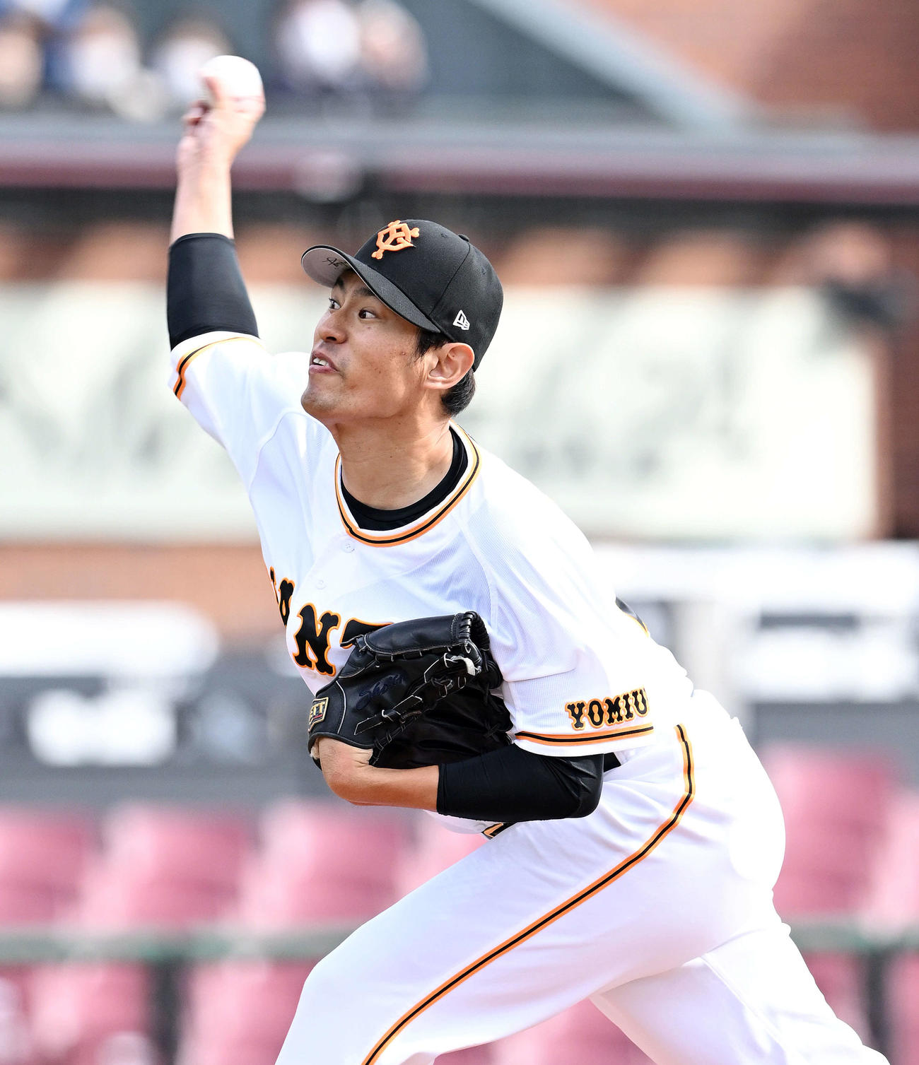 投球する巨人井納（撮影・滝沢徹郎）