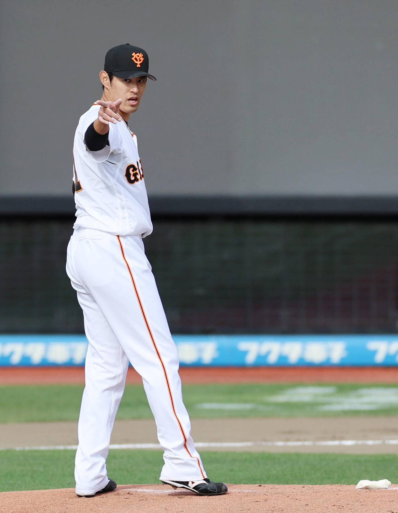 トライアウトで登板し、内野陣に合図をする巨人井納（撮影・狩俣裕三）