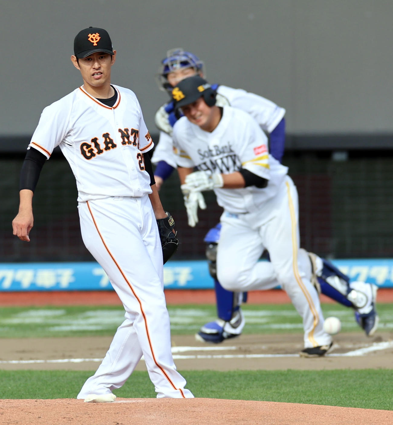 2打席目のソフトバンク黒瀬を遊ゴロに打ち取る巨人井納（撮影・狩俣裕三）